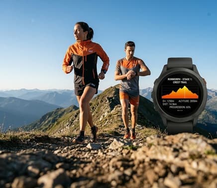 Coureurs trail en montagne avec montre RunMorph