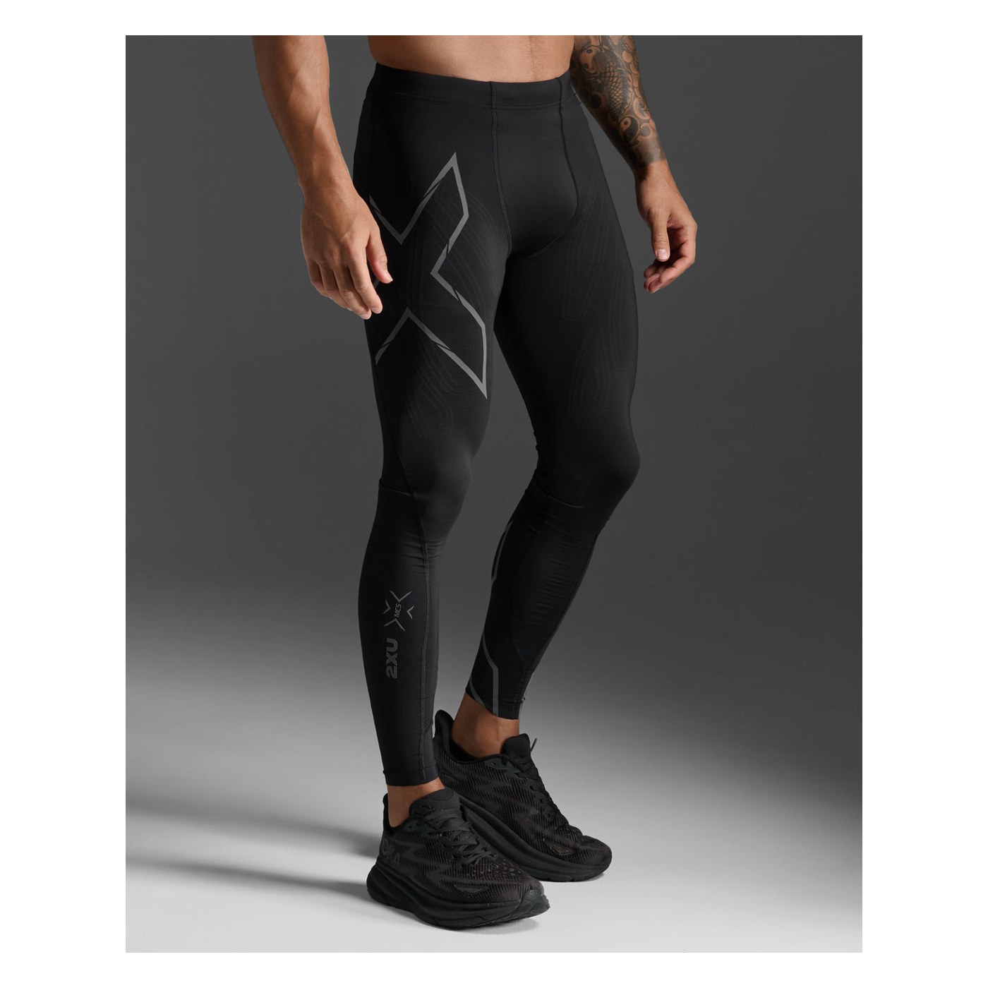 2XU Light Speed Compression Tights, détail du motif MCS sur la cuisse