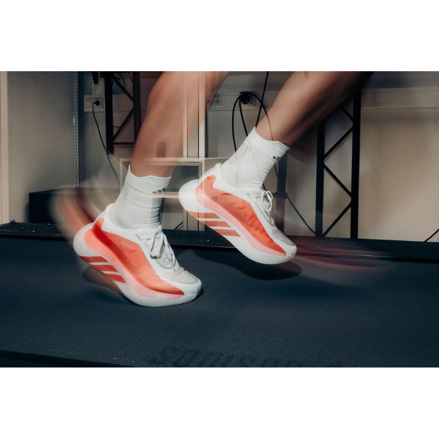 Adidas Hyperboost Edge en course sur tapis