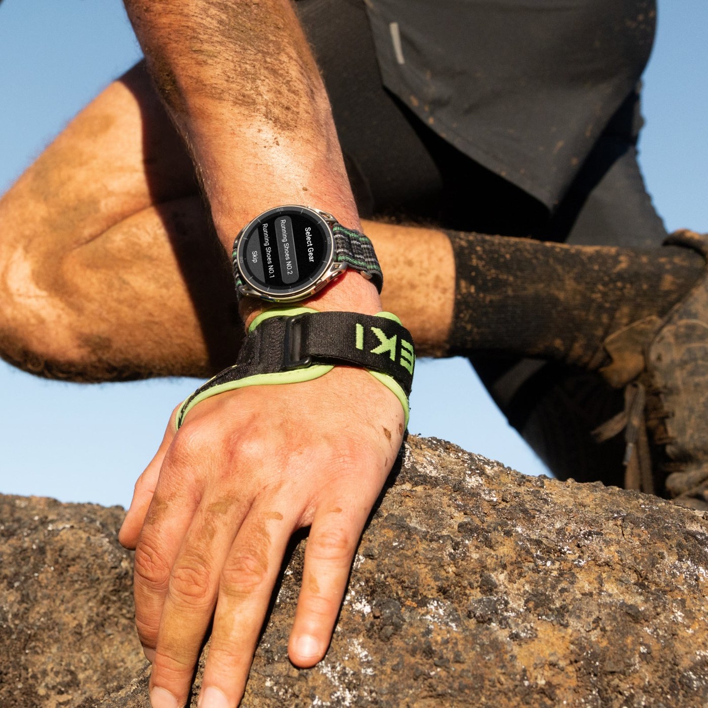 Amazfit Cheetah 2 Ultra portée au poignet en trail, bracelet nylon rayé vert, ambiance ensoleillée avec bâtons LEKI
