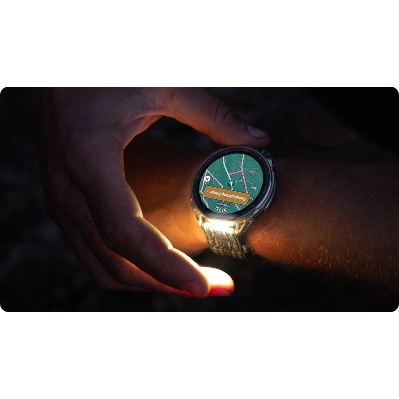 Amazfit Cheetah 2 Ultra au poignet dans l'obscurité, écran cartographie recalibrage de route et lampe torche LED blanche éclairée