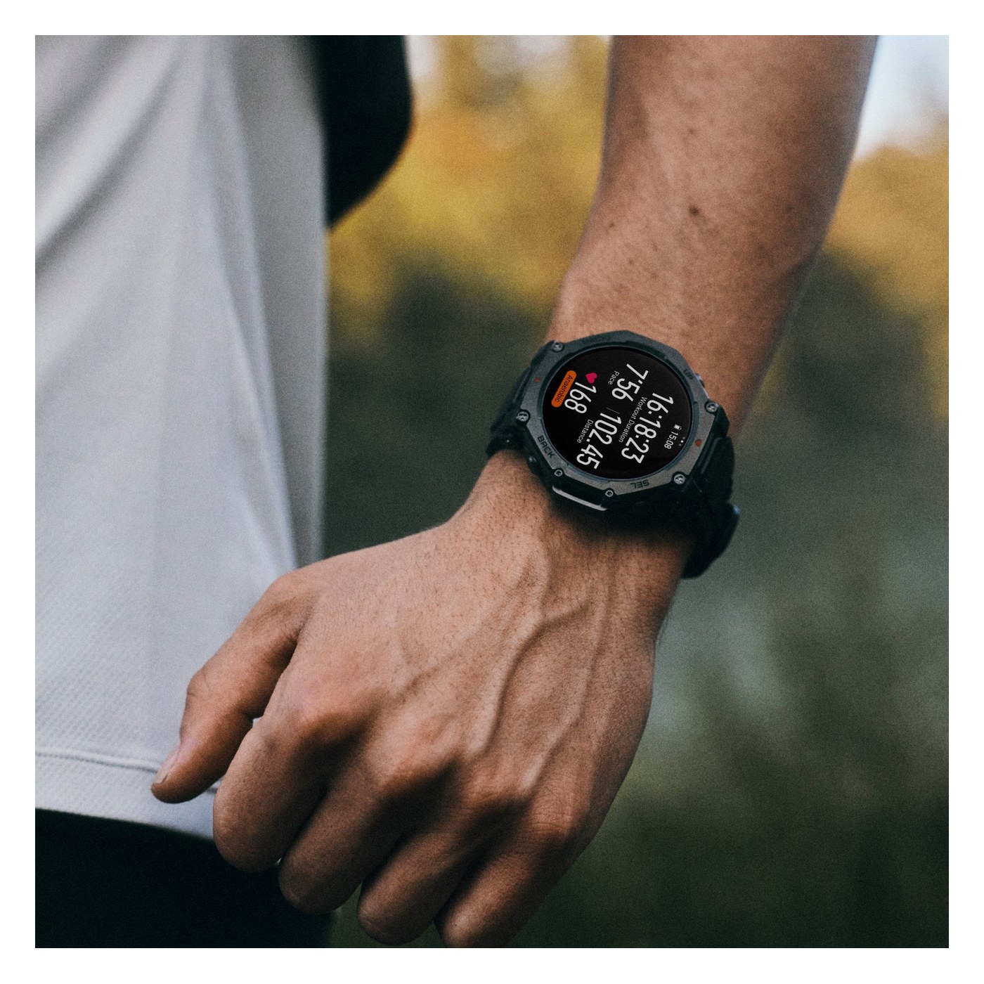 Amazfit T-Rex 3 Pro portée en sortie trail en forêt