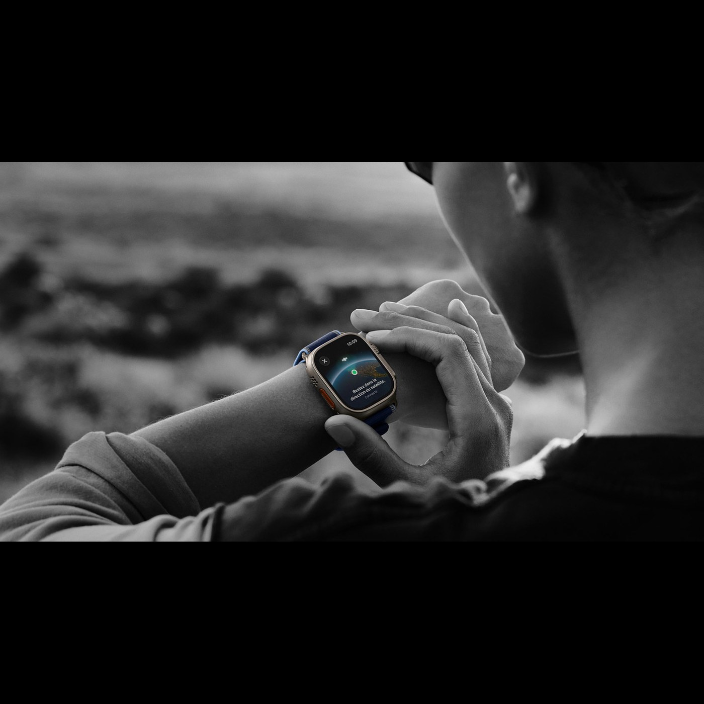 Apple Watch Ultra 3 au poignet boitier titane naturel ecran satellite SOS contexte usage terrain