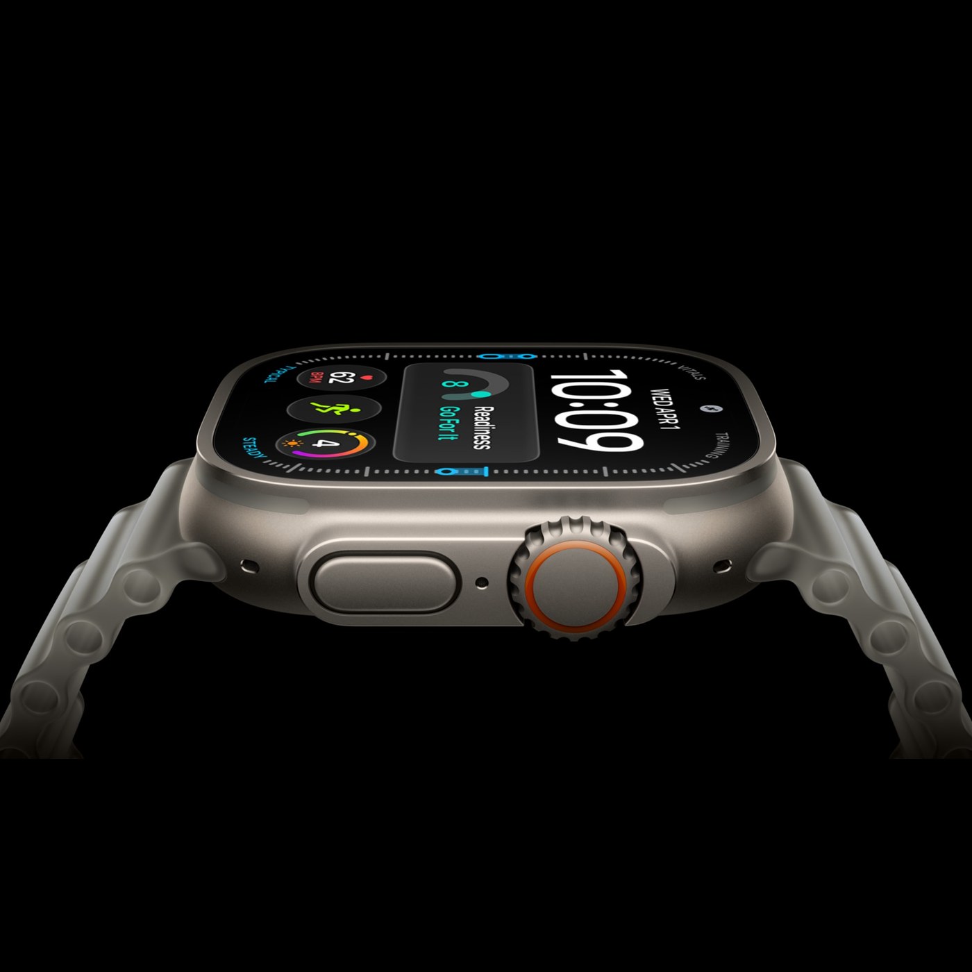 Apple Watch Ultra 4 vue de face en contre-plongée, boîtier titane naturel et couronne orange