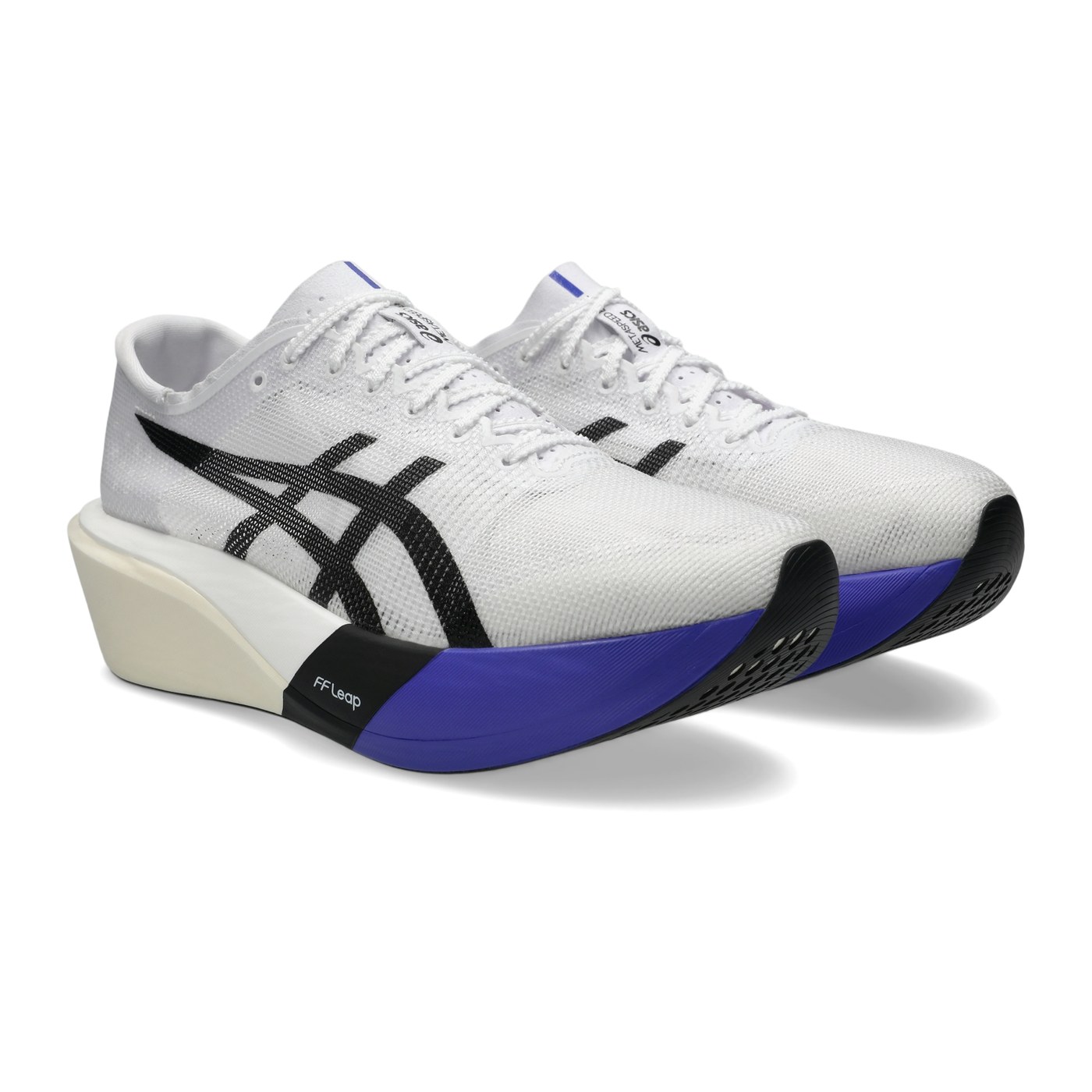 Asics Metaspeed Edge Tokyo vue trois-quarts face, coloris blanc et bleu cobalt