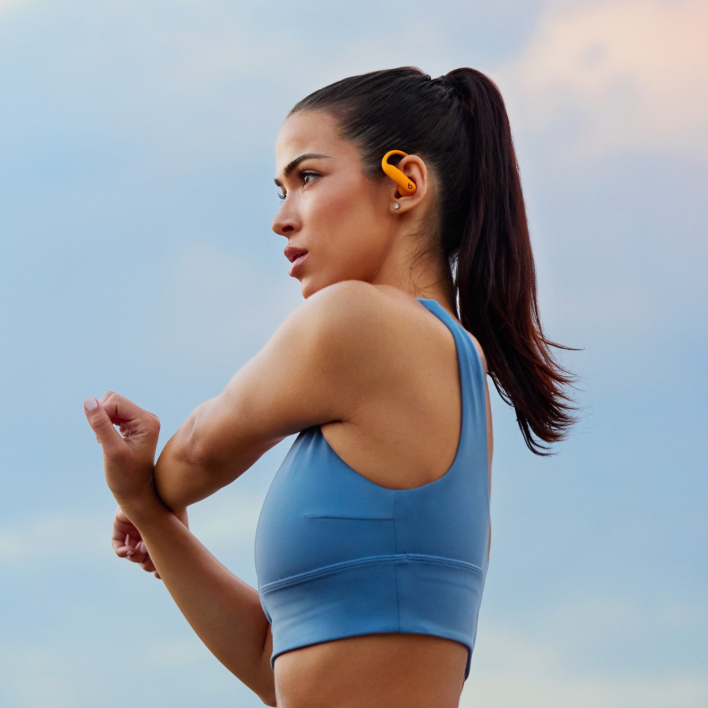 Beats Powerbeats Pro 2 portés par une coureuse en extérieur