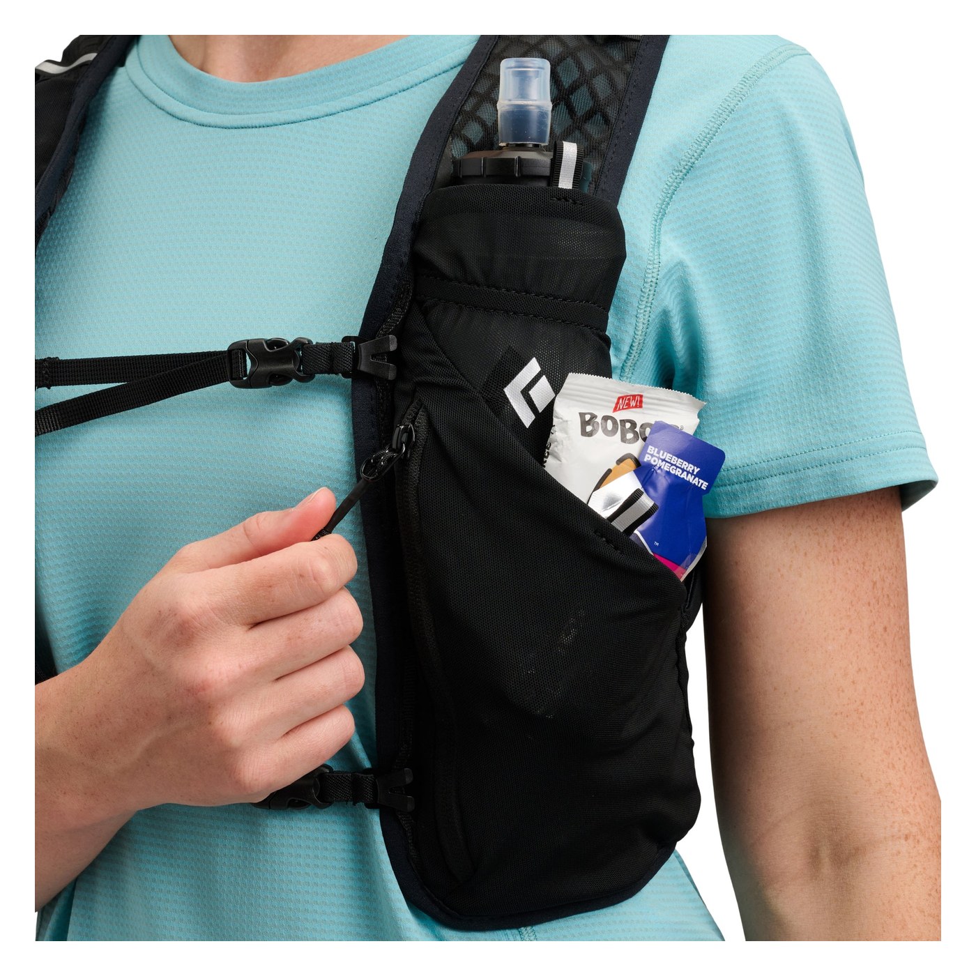 Détail de la poche avant du Black Diamond Distance 6 avec nutrition
