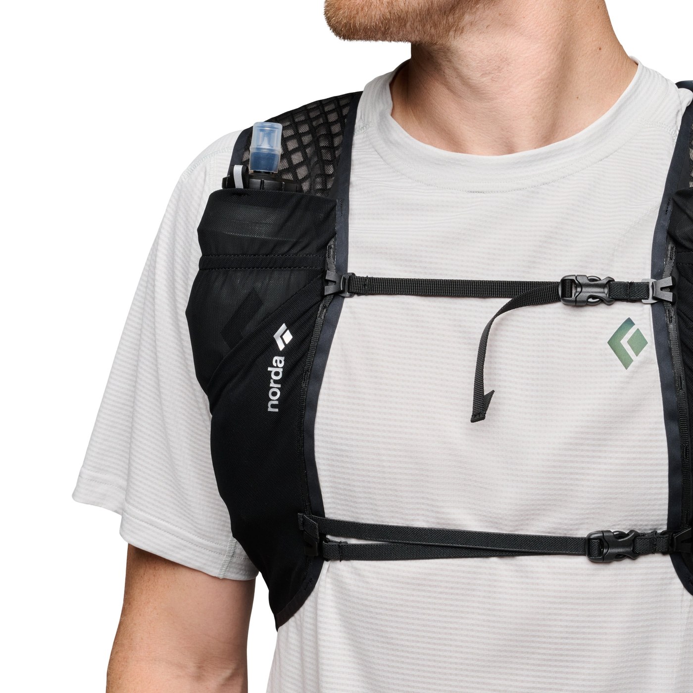 Coureur portant le Black Diamond x norda Distance 15 en montagne
