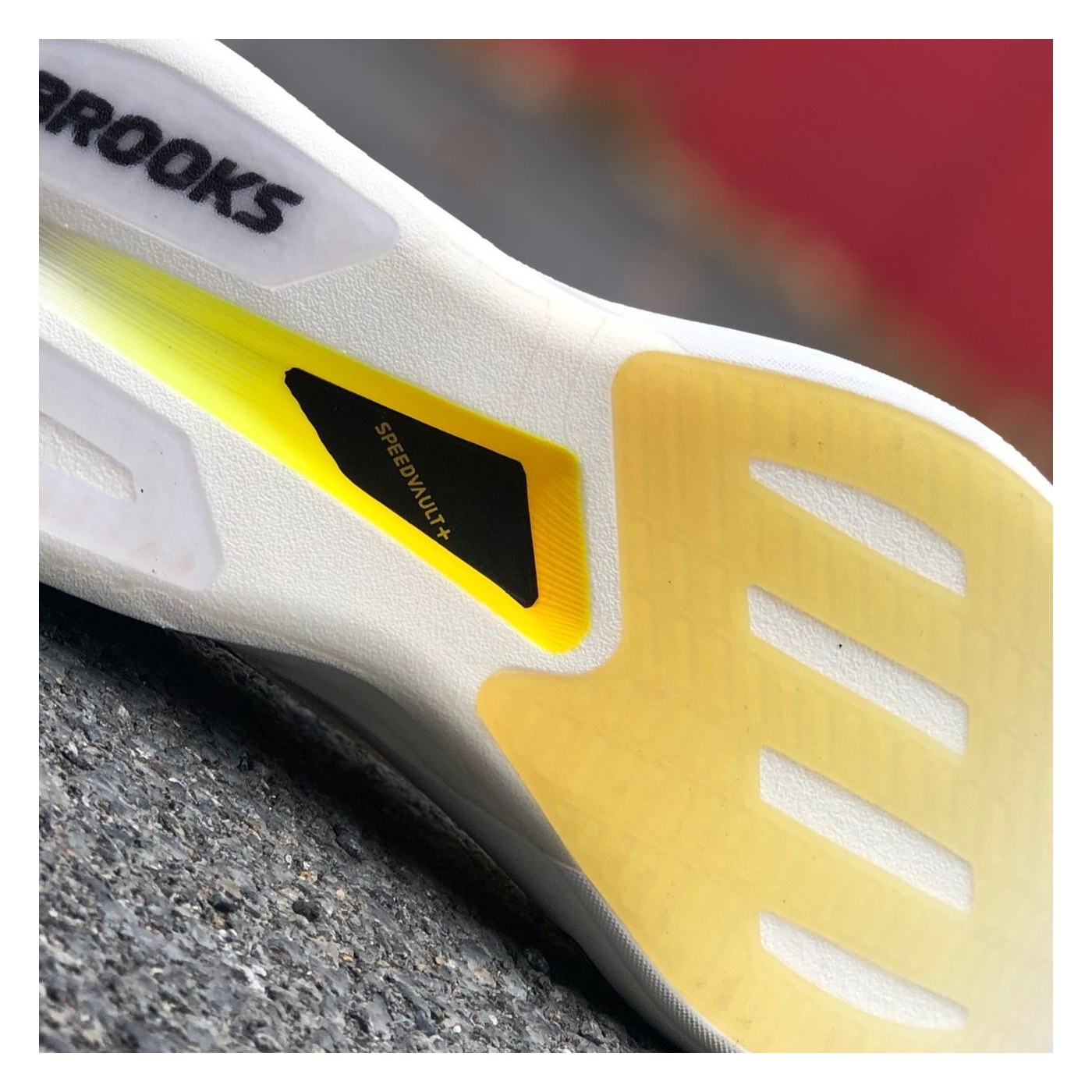 Détail de la semelle de la Brooks Hyperion Elite 6 avec la plaque SpeedVault+ visible en jaune et noir