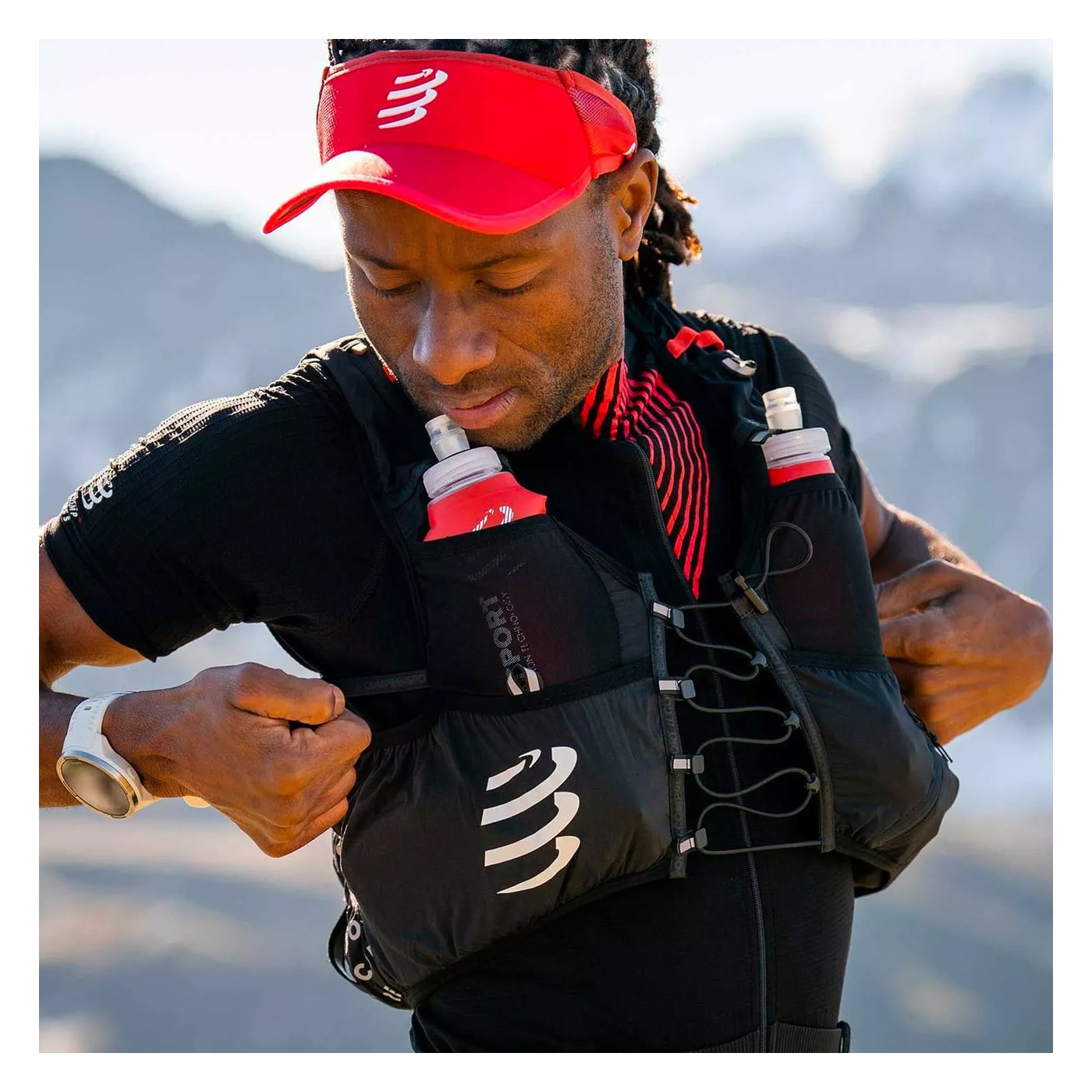 Compressport UltRun S Pack Evo 10 vue pochettes avant avec deux Ergoflasks 500 mL