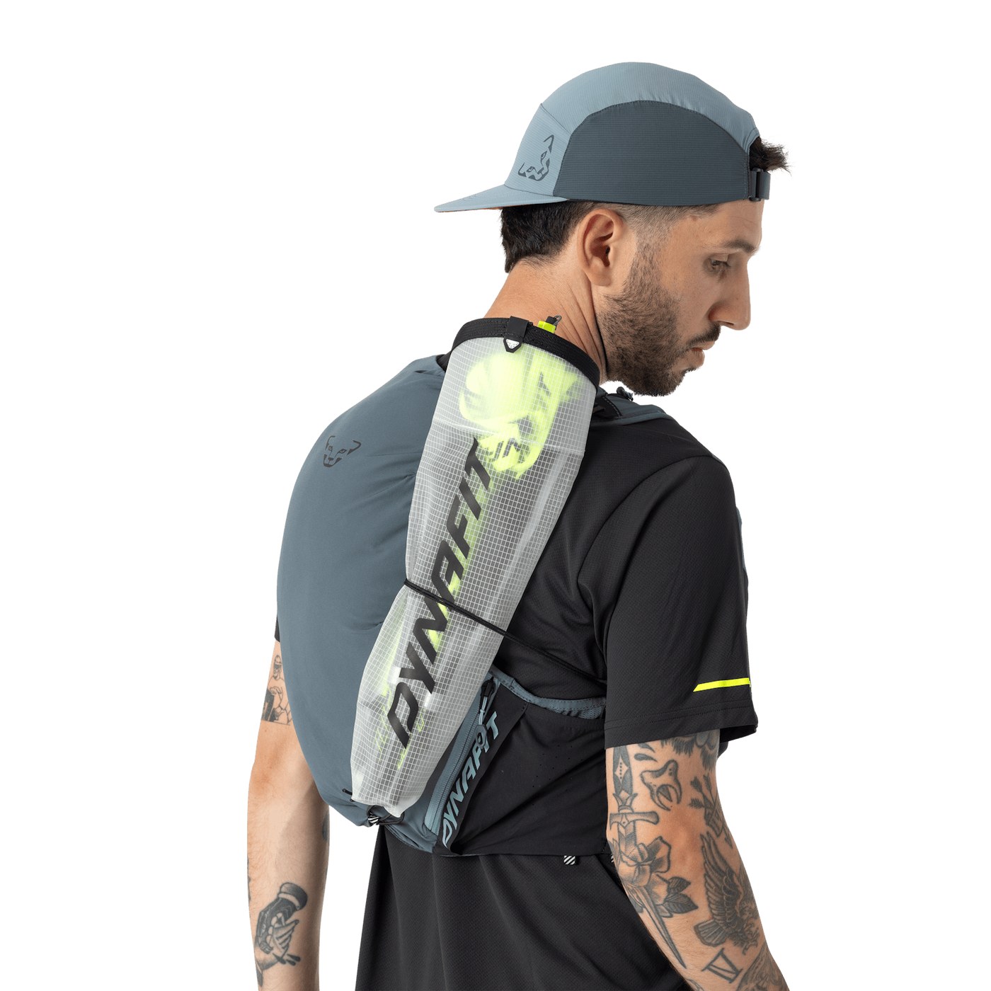 Dynafit Ultra 12, vue arriere avec baton range sur le cote