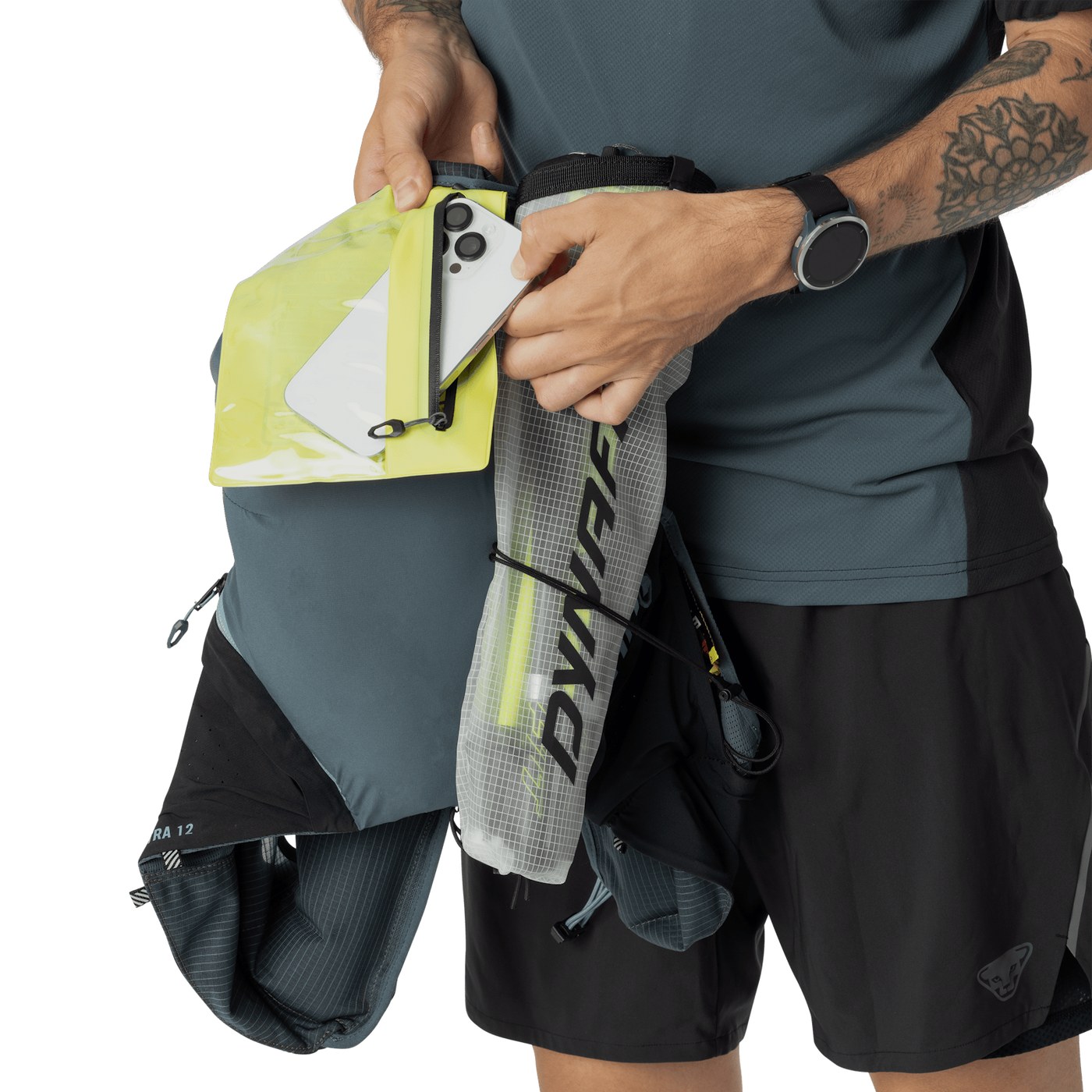 Dynafit Ultra 12, detail poche impermeable pour smartphone