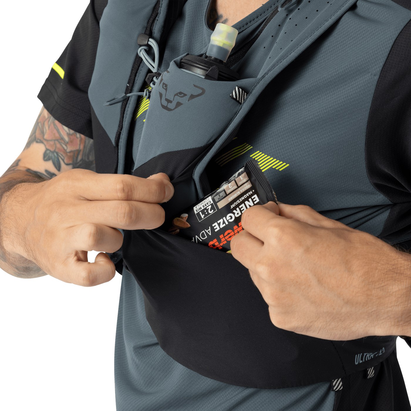 Dynafit Ultra 12, rangement d'une barre energetique dans la poche avant