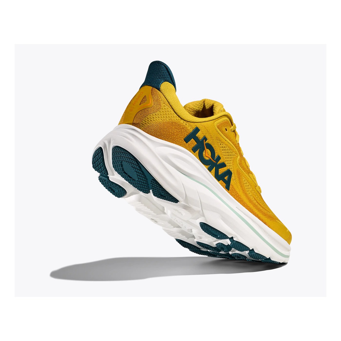 Hoka Clifton 10 — vue trois-quarts arrière dynamique montrant la mousse CMEVA et le rocker
