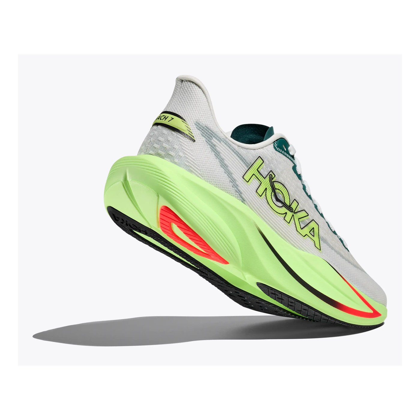 Hoka Mach 7 — vue trois-quarts arrière dynamique montrant la mousse supercritique