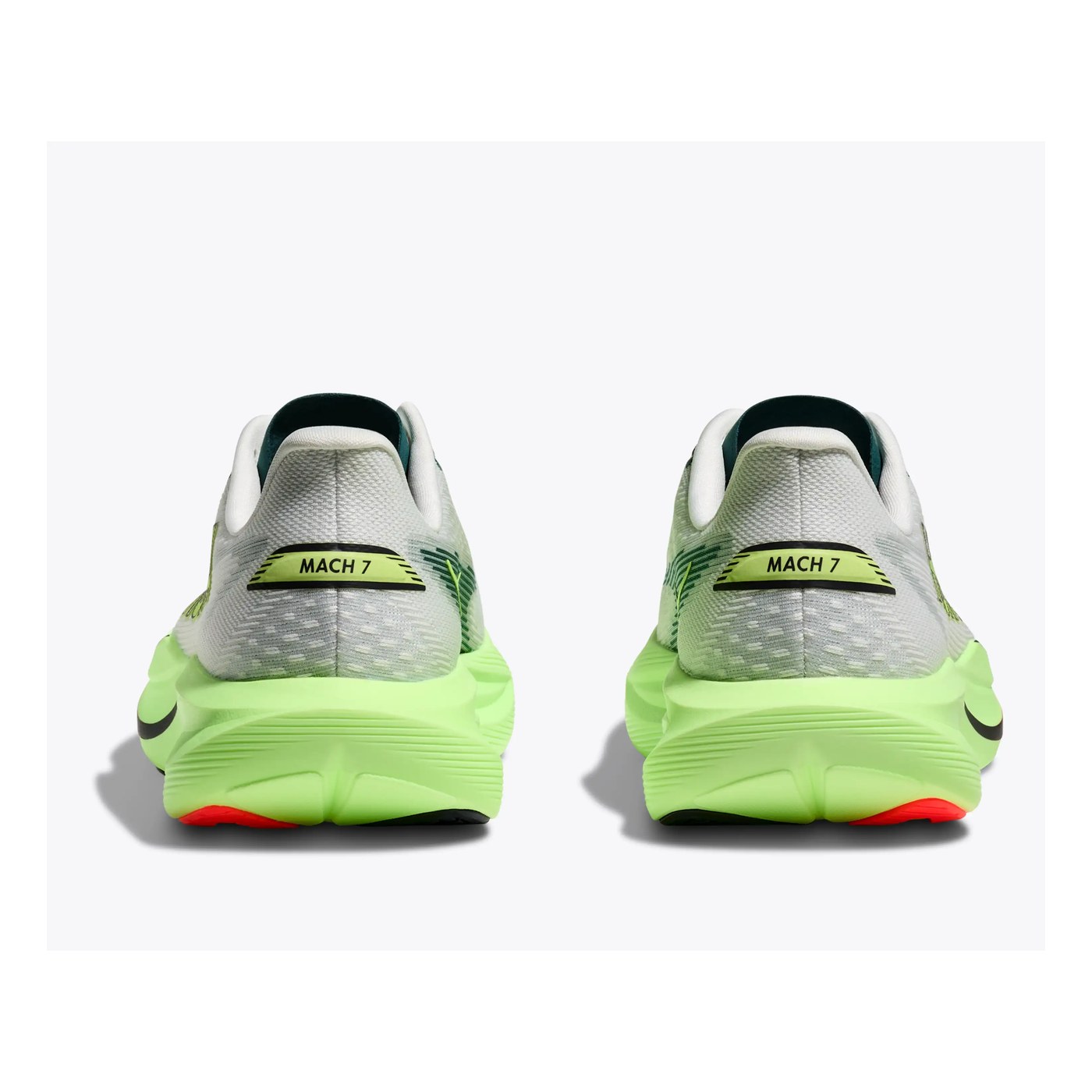Hoka Mach 7 — vue arrière de la paire avec étiquette MACH 7