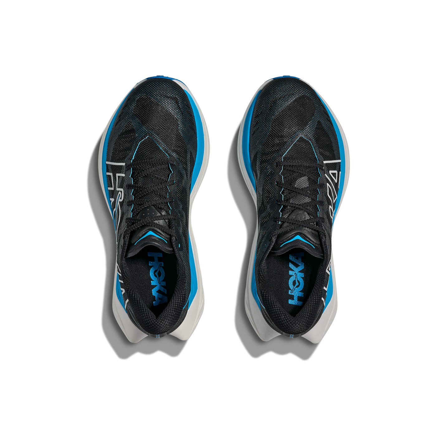 Hoka Rocket X Trail, vue de dessus de la paire, coloris Black/Skyward Blue