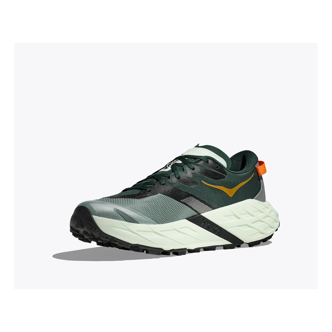 Hoka Speedgoat 7 vue trois-quarts face, coloris vert sapin et orange