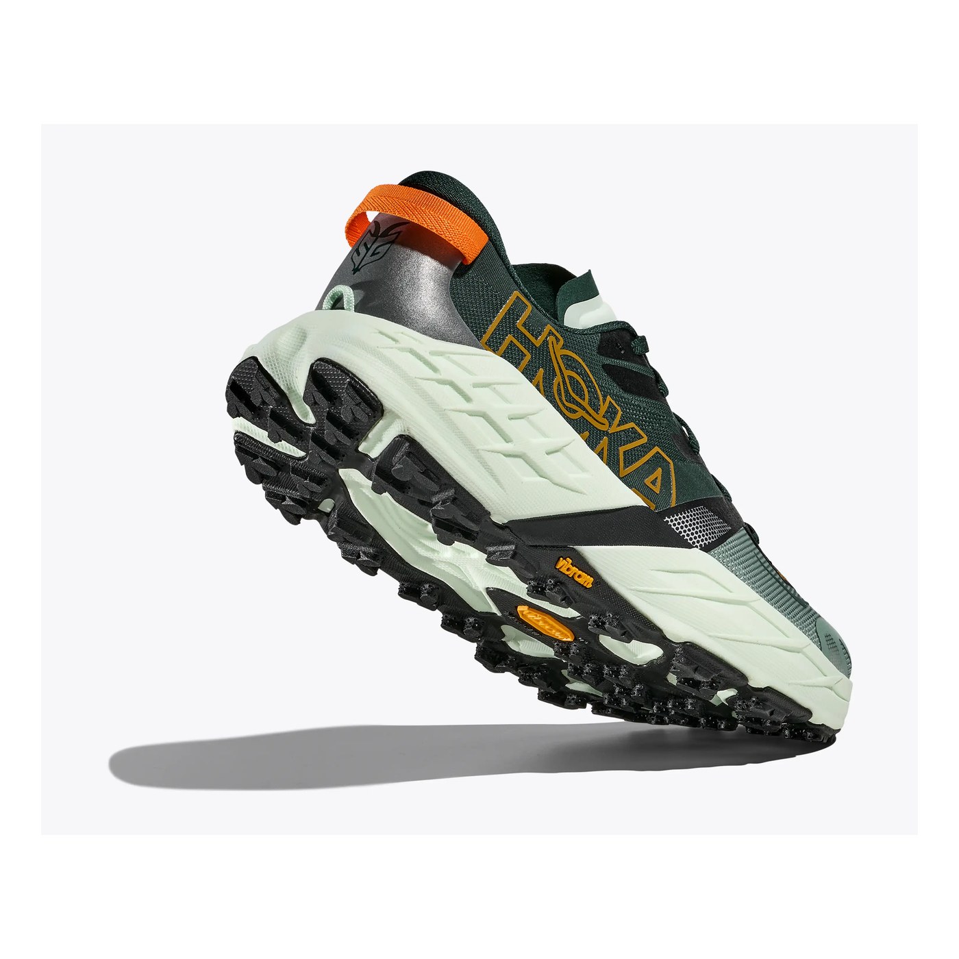 Hoka Speedgoat 7, vue trois-quarts arrière dynamique montrant la mousse et la semelle Vibram