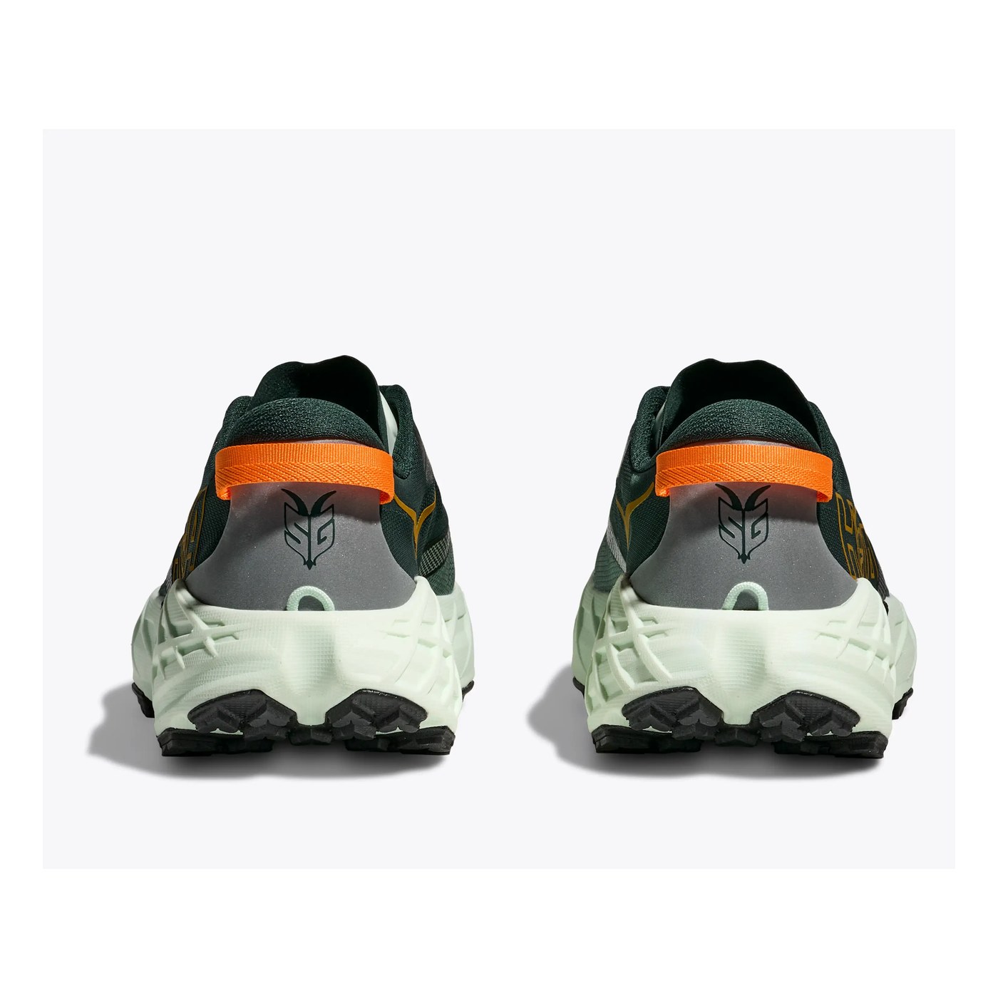 Hoka Speedgoat 7, vue arrière de la paire montrant le contrefort talon