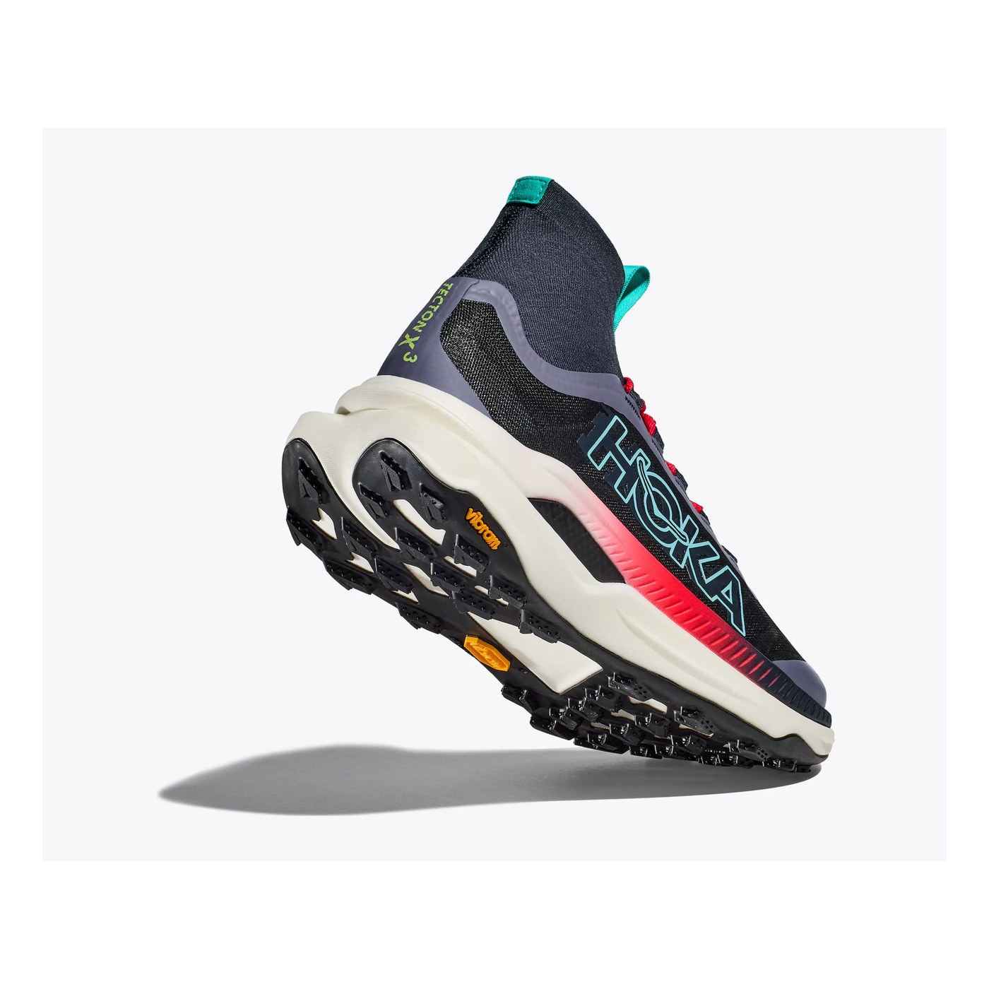 Hoka Tecton X 3, vue trois-quarts arrière dynamique avec semelle Vibram Megagrip