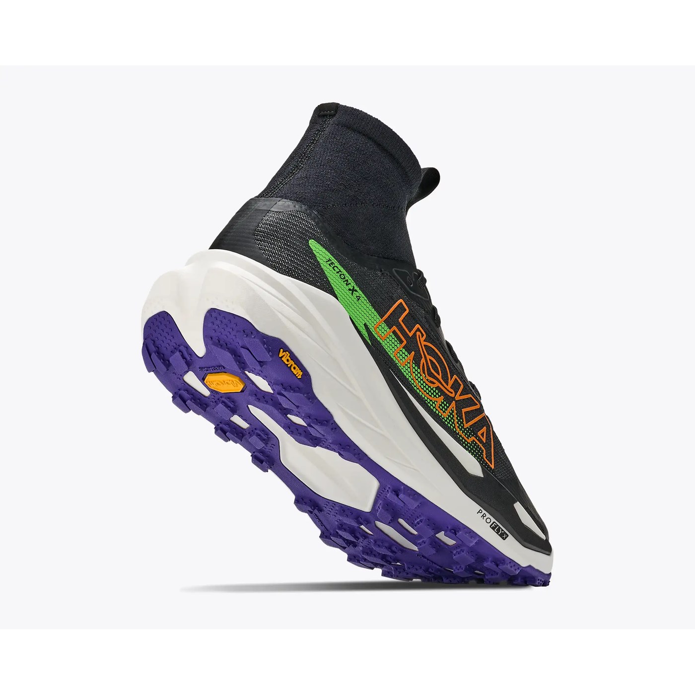 Hoka Tecton X 4, vue trois-quarts dynamique, semelle ProFly X blanche