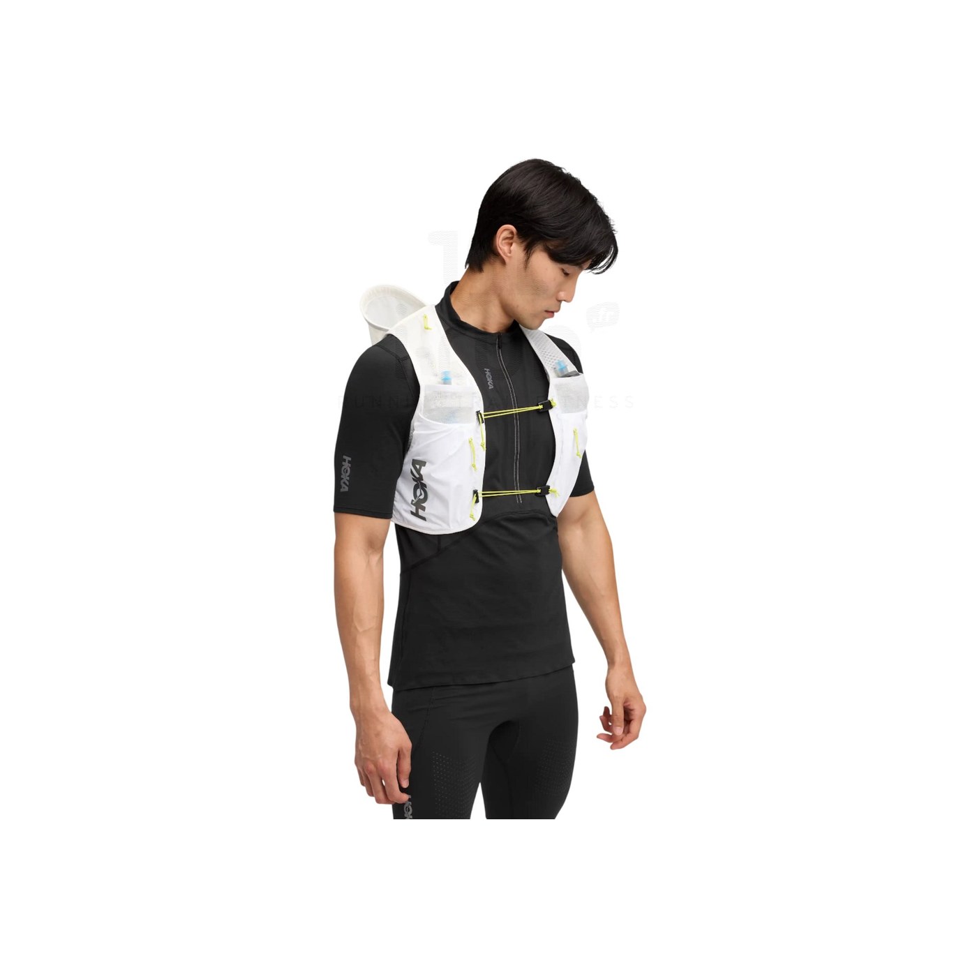 Hoka Trail Run Vest 10L porté de face par un coureur, vue 3/4 avant
