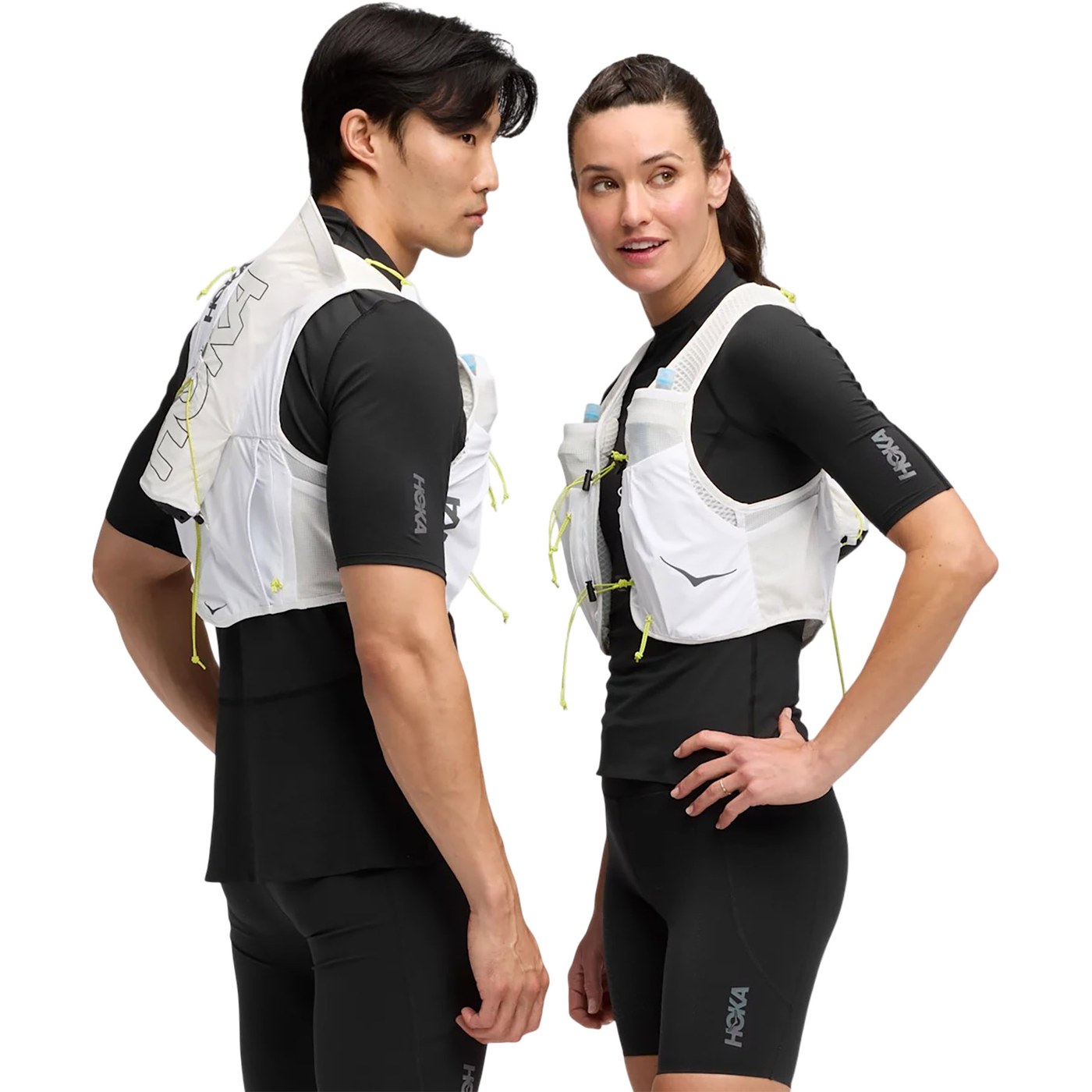 Hoka Trail Run Vest 10L vu de côté, deux coureurs illustrant le profil du gilet trail