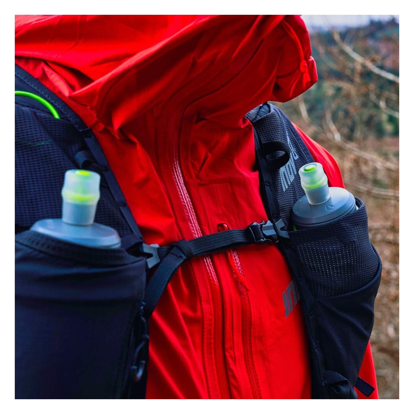 Inov-8 Ultrapac Pro 2in1 porté avec bâtons rangés à l'avant