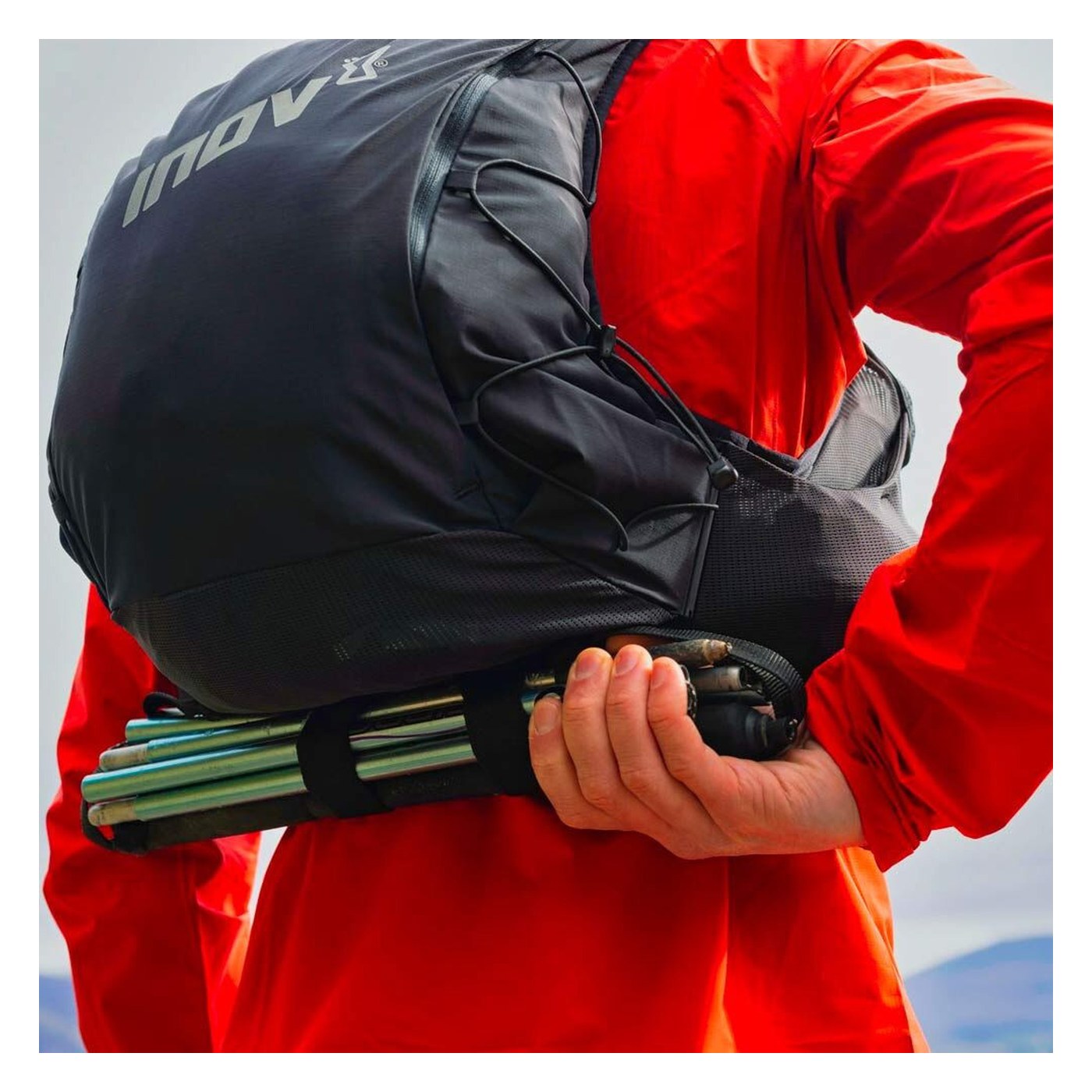 Détail du compartiment 7 litres et rangement bâtons de l'Inov-8 Ultrapac Pro 2in1