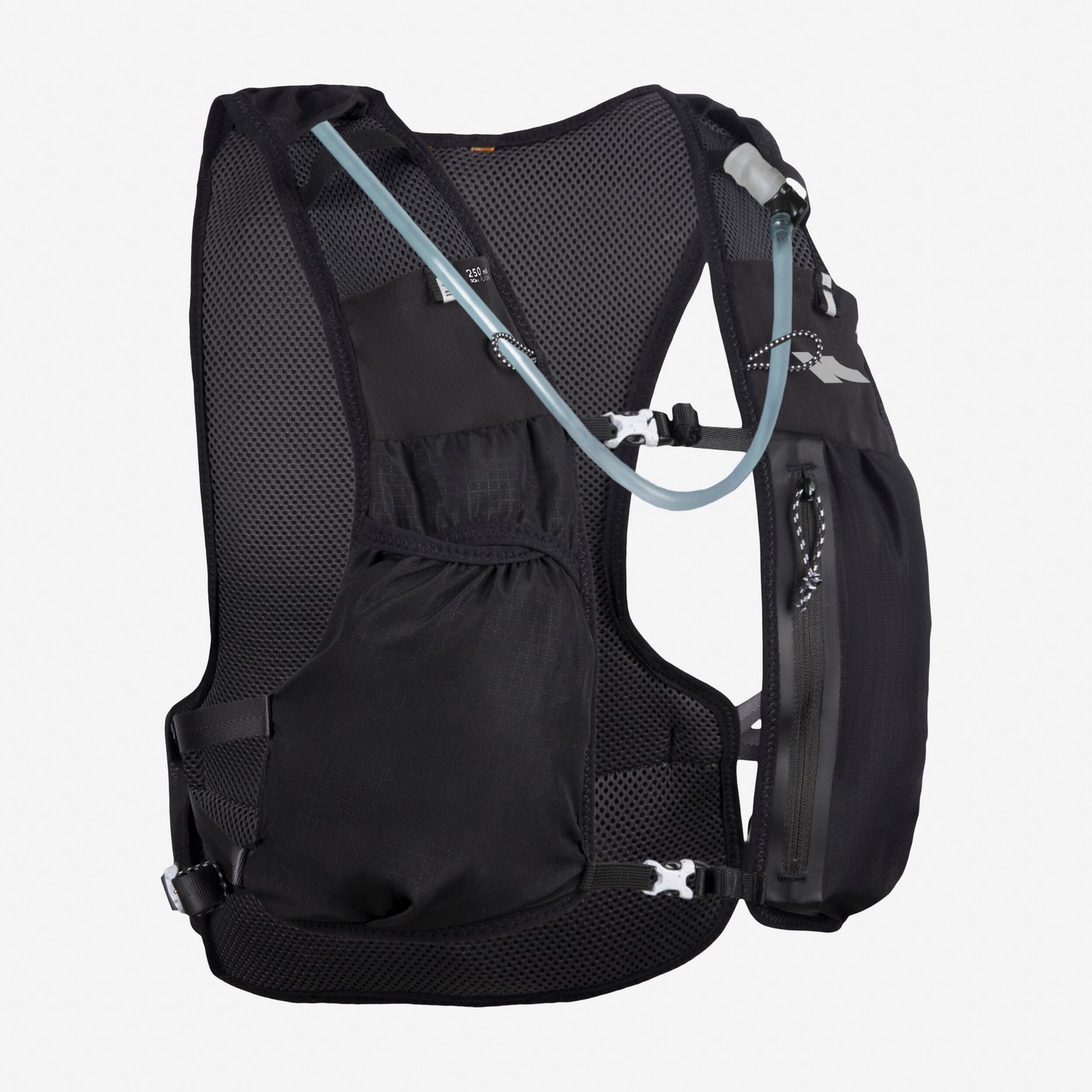 Kiprun 500 5L, rear view with the water bladder tube