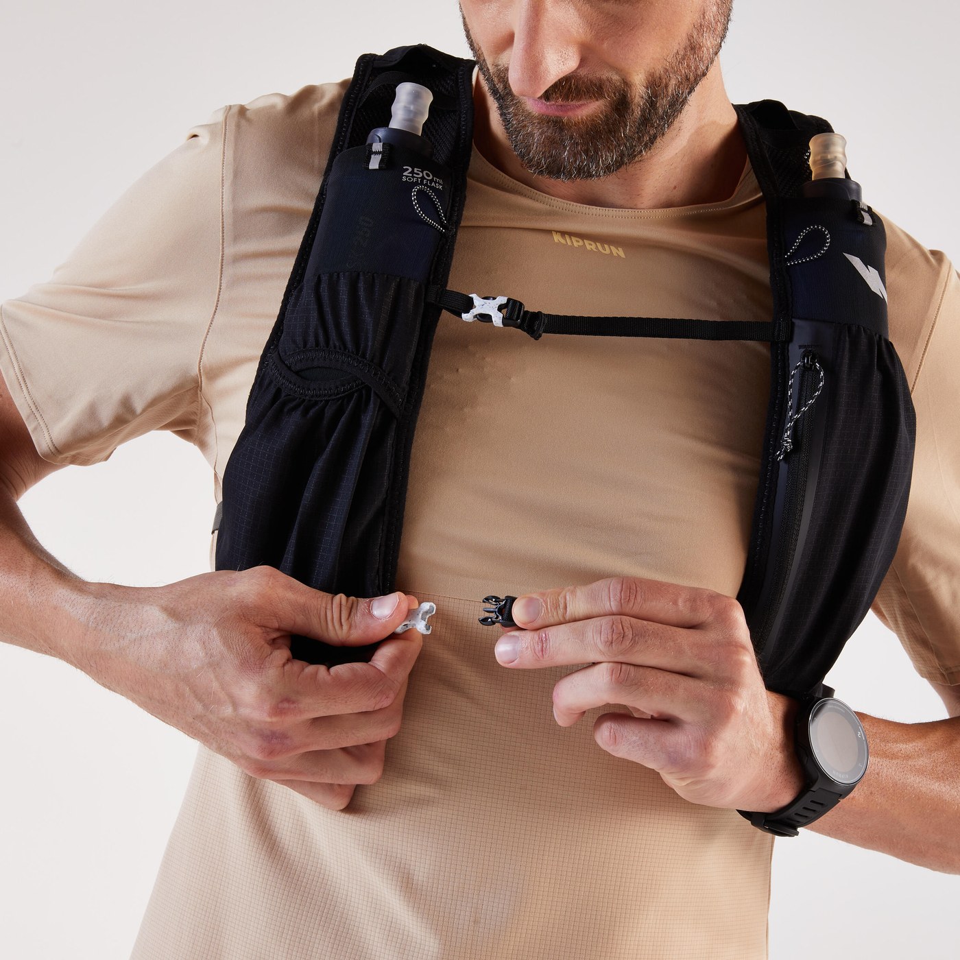 Kiprun 500 5L, detail of the front pockets and flasks