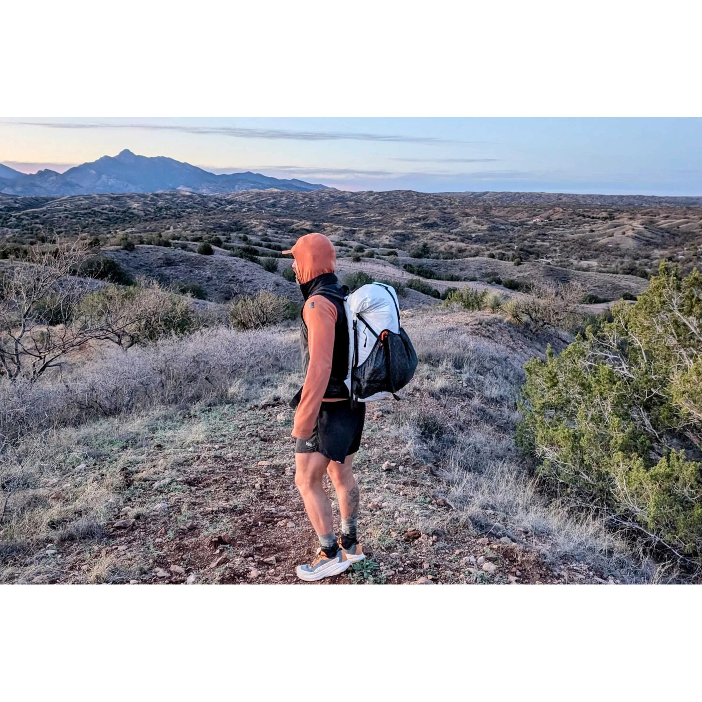 Coureur trail au coucher du soleil avec La Sportiva Prodigio 2