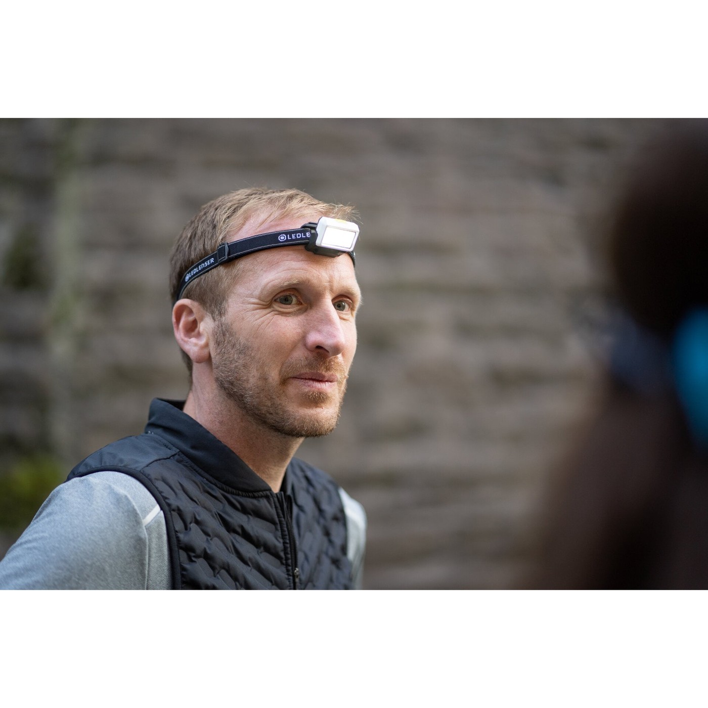 Coureur portant la Ledlenser NEO5R sur le front, gros plan