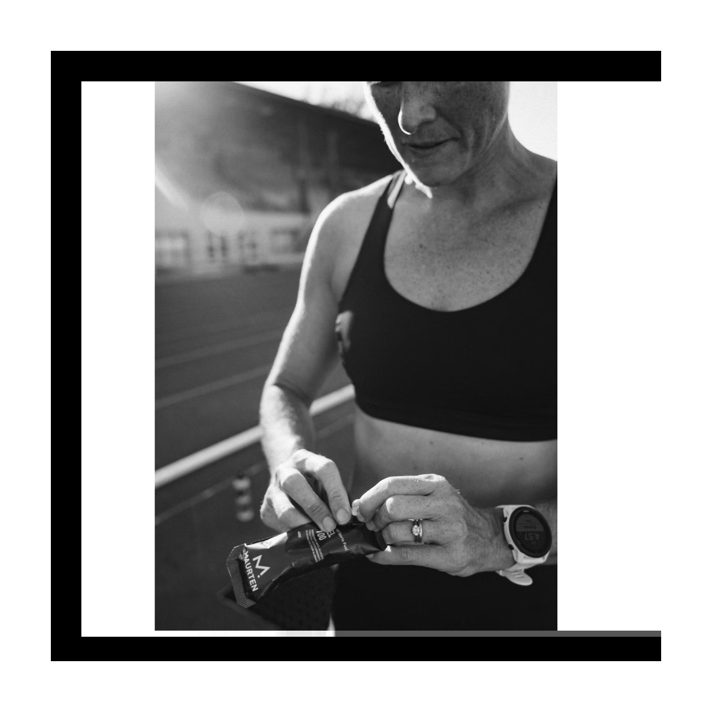 Ouverture du sachet Maurten Gel 100 sur une piste d'athlétisme