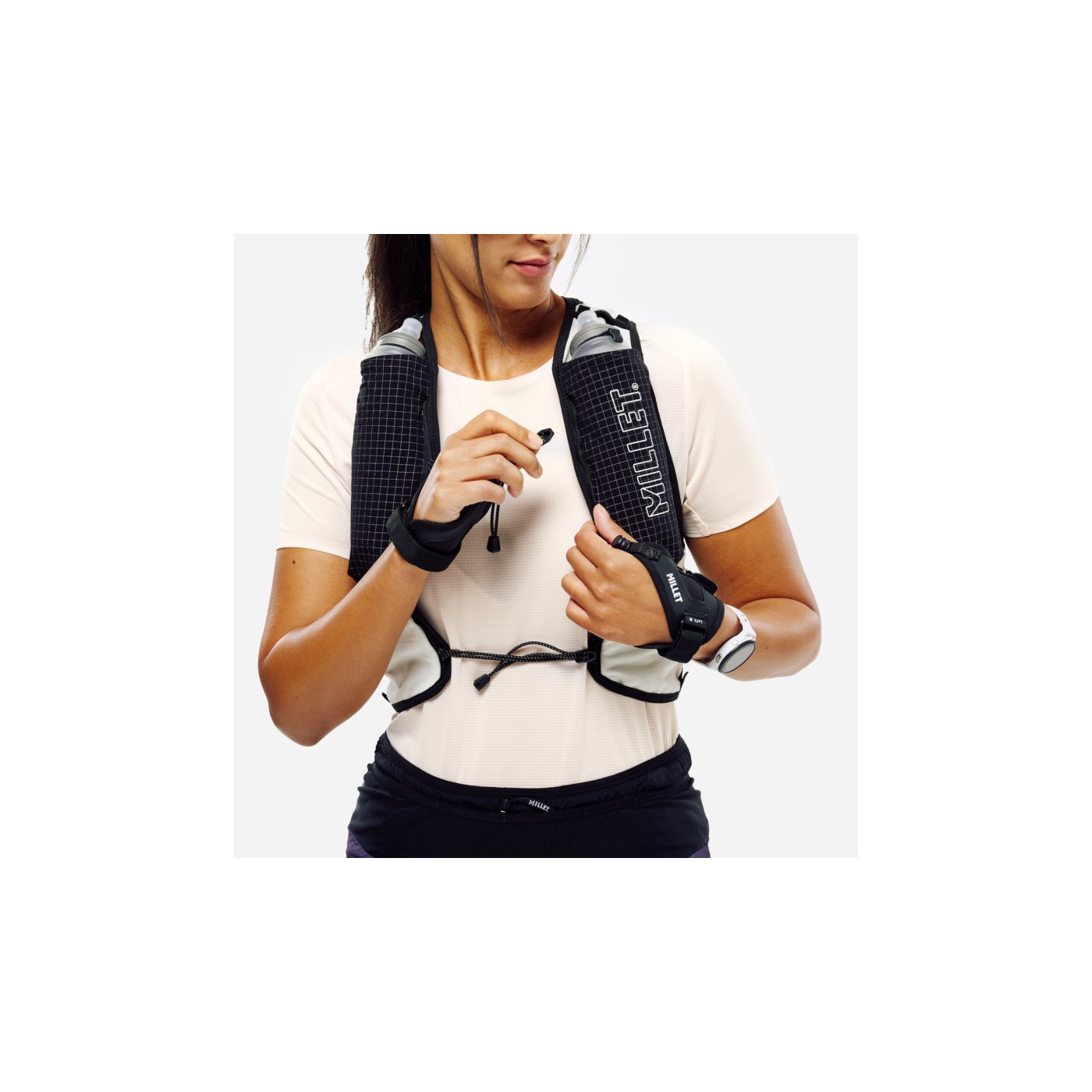 Millet Intense Pro 5L porté, vue de face avec flasques en main