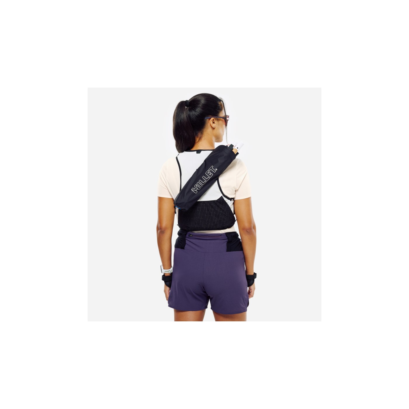 Millet Intense Pro 5L, vue arrière de trois quarts avec sangle porte-bâton