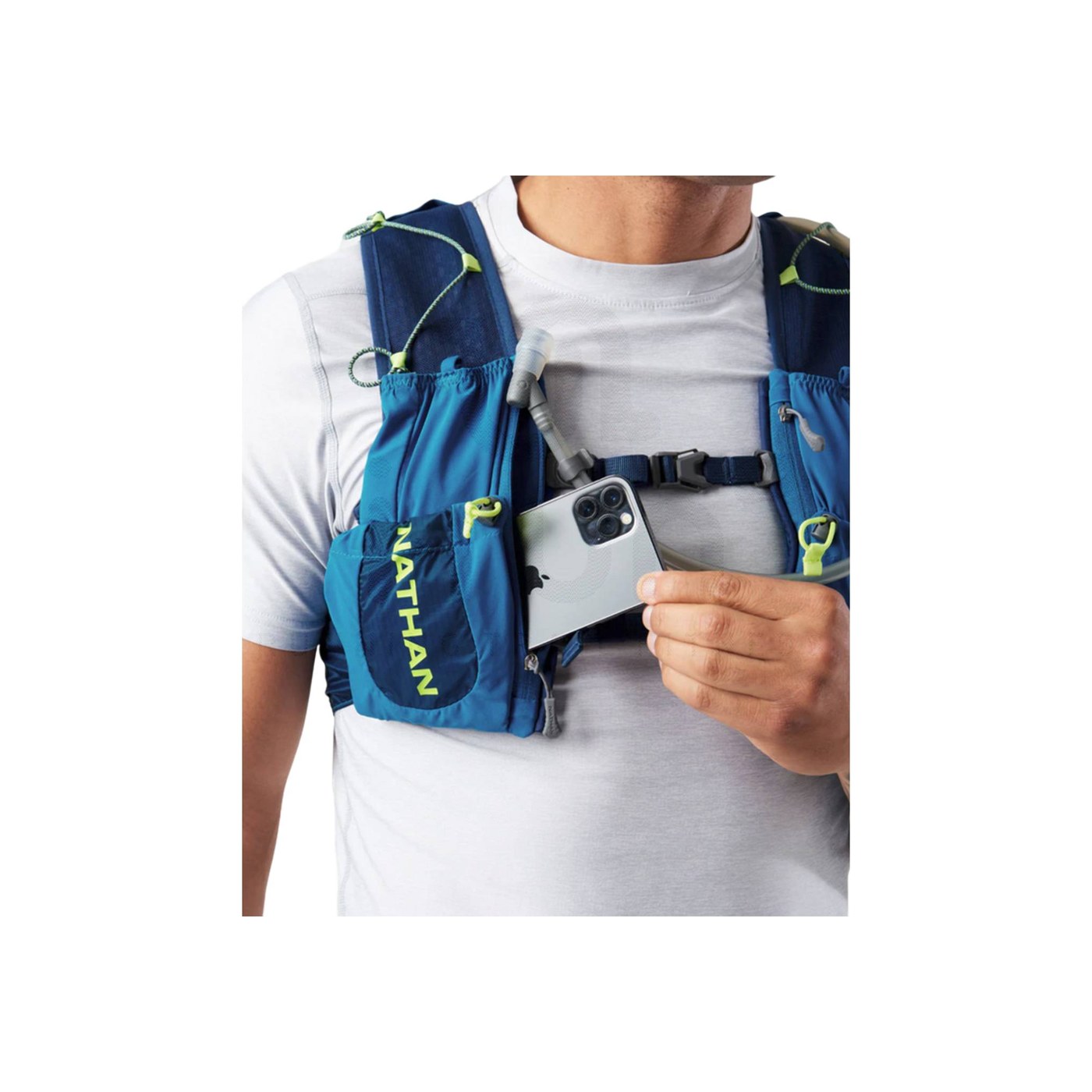 Detailansicht der Reißverschluss-Vordertasche der Nathan VaporAir 3.0 mit Smartphone