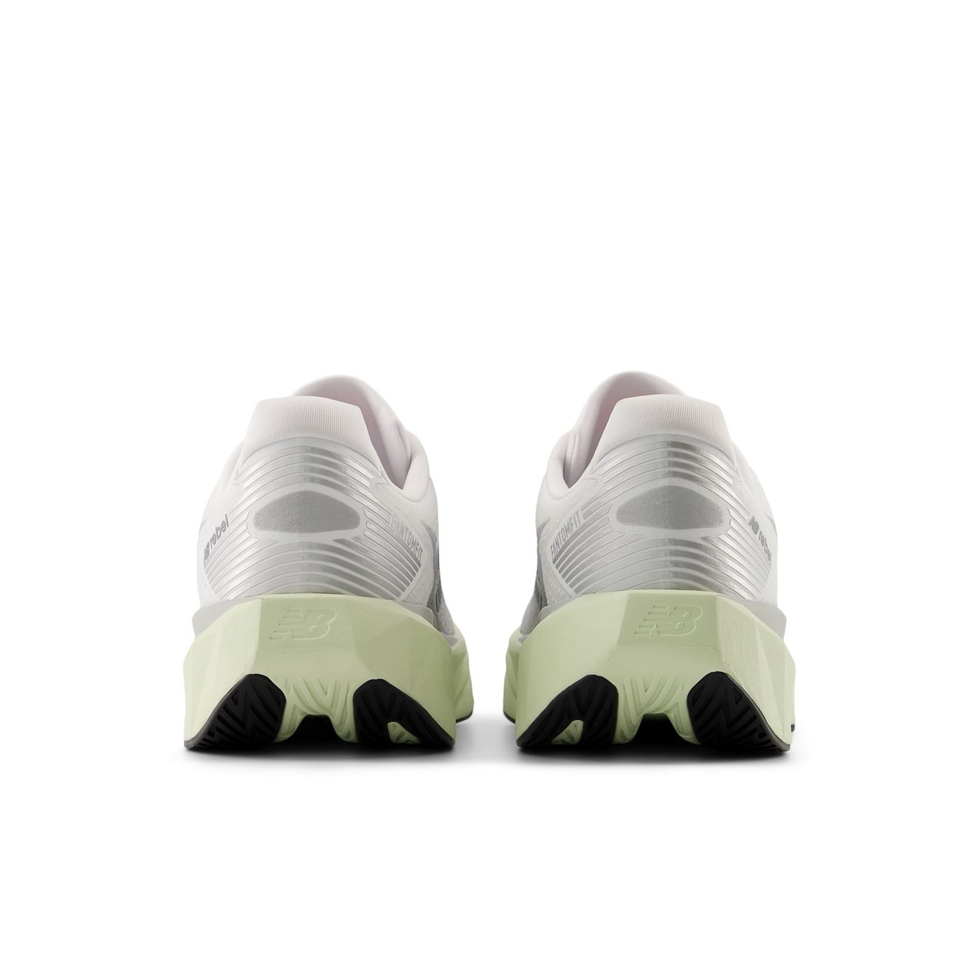 Vue arrière des talons de la New Balance FuelCell Rebel v5 avec géométrie de la mousse FuelCell