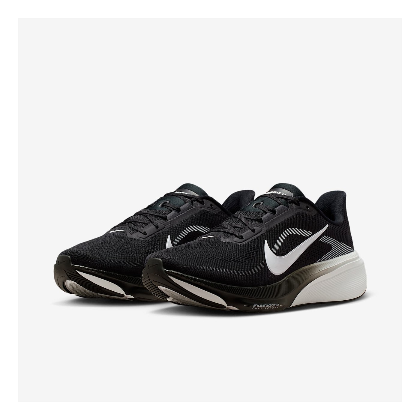 Nike Pegasus 42, vue trois-quarts face, coloris noir et blanc