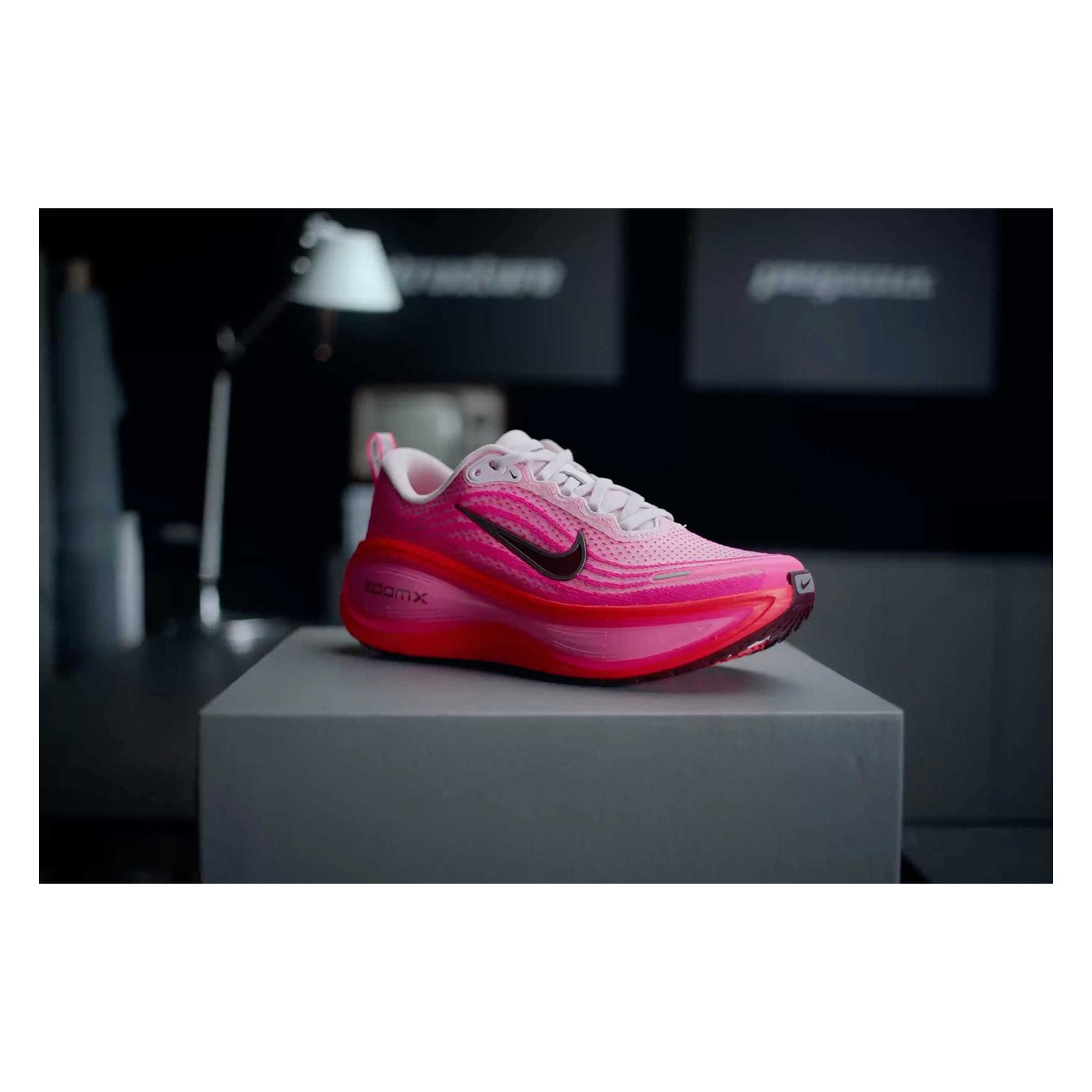Nike Vomero Plus Hot Pink studio profil latéral
