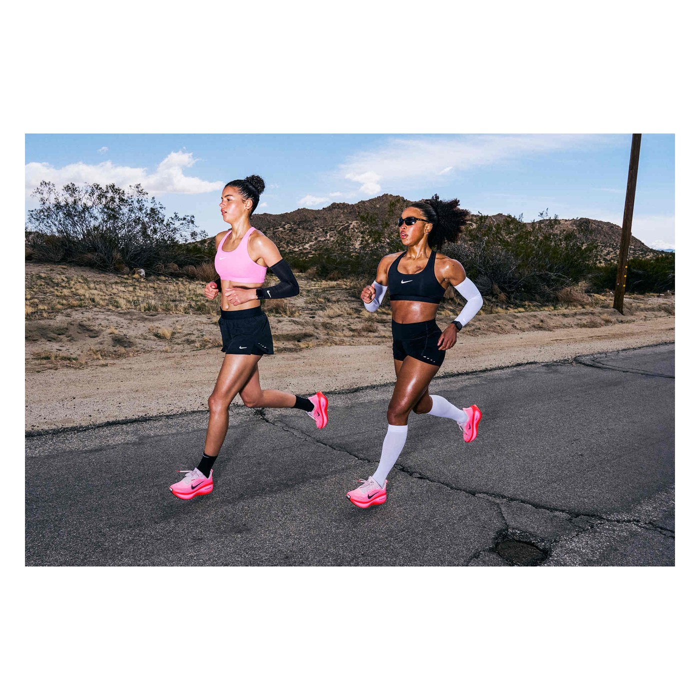 Nike Vomero Plus Hot Pink en action route désertique