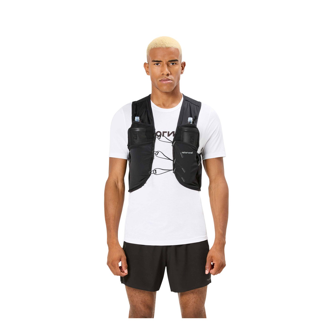 NNormal Race Vest 5L portée par un coureur, vue 3/4 face
