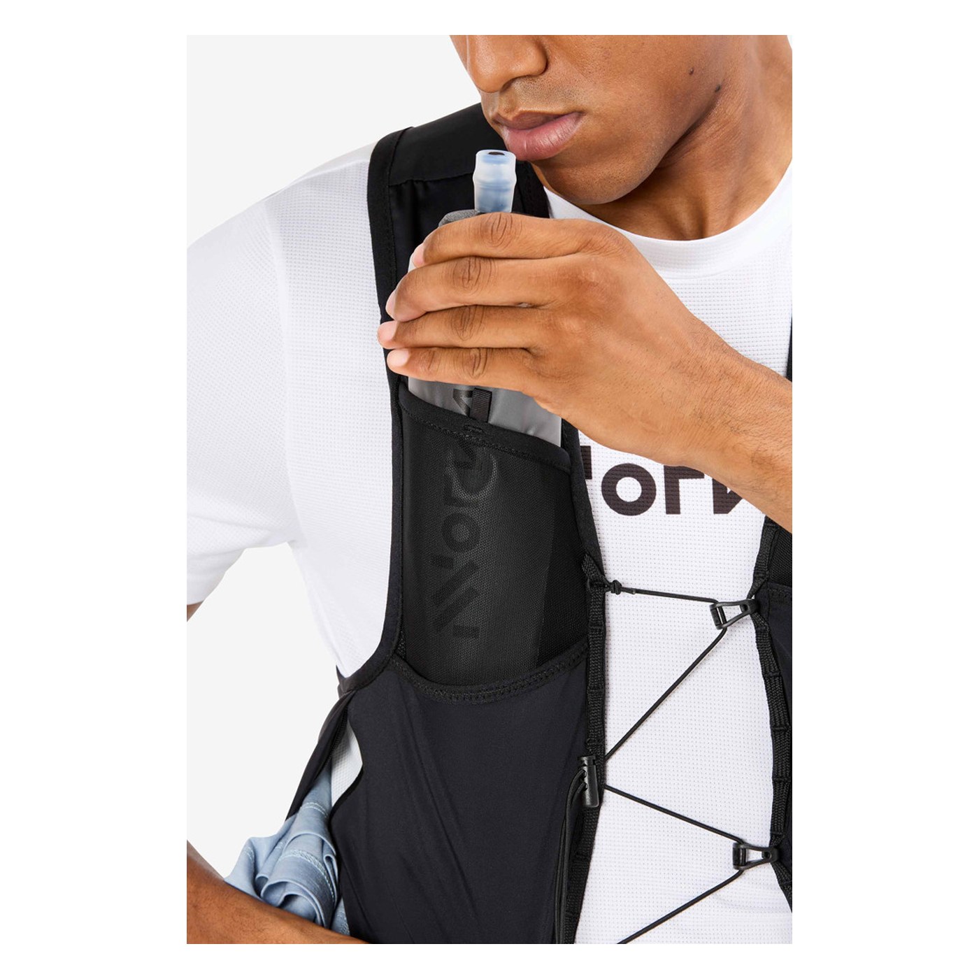 Détail de la pochette flasque avant de la NNormal Race Vest 5L