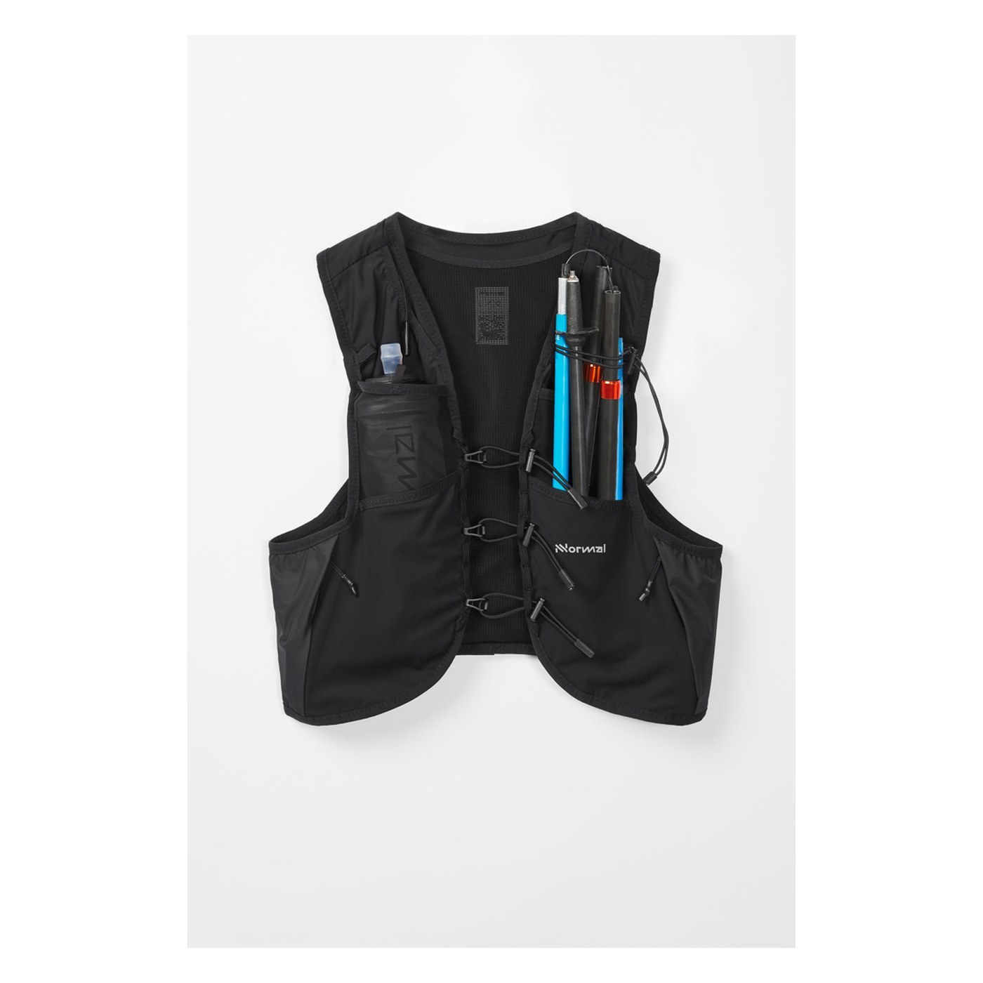 NNormal Race Vest 5L avec bâtons rangés dans le système porte-bâtons
