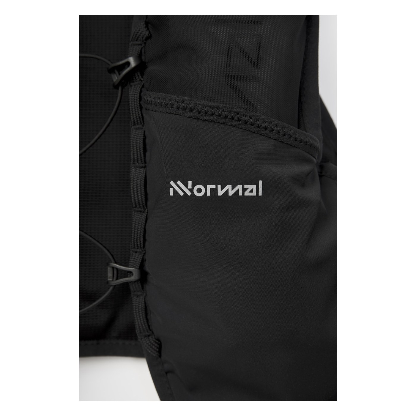 Détail du logo NNormal et des cordelettes de serrage sur la Race Vest 5L