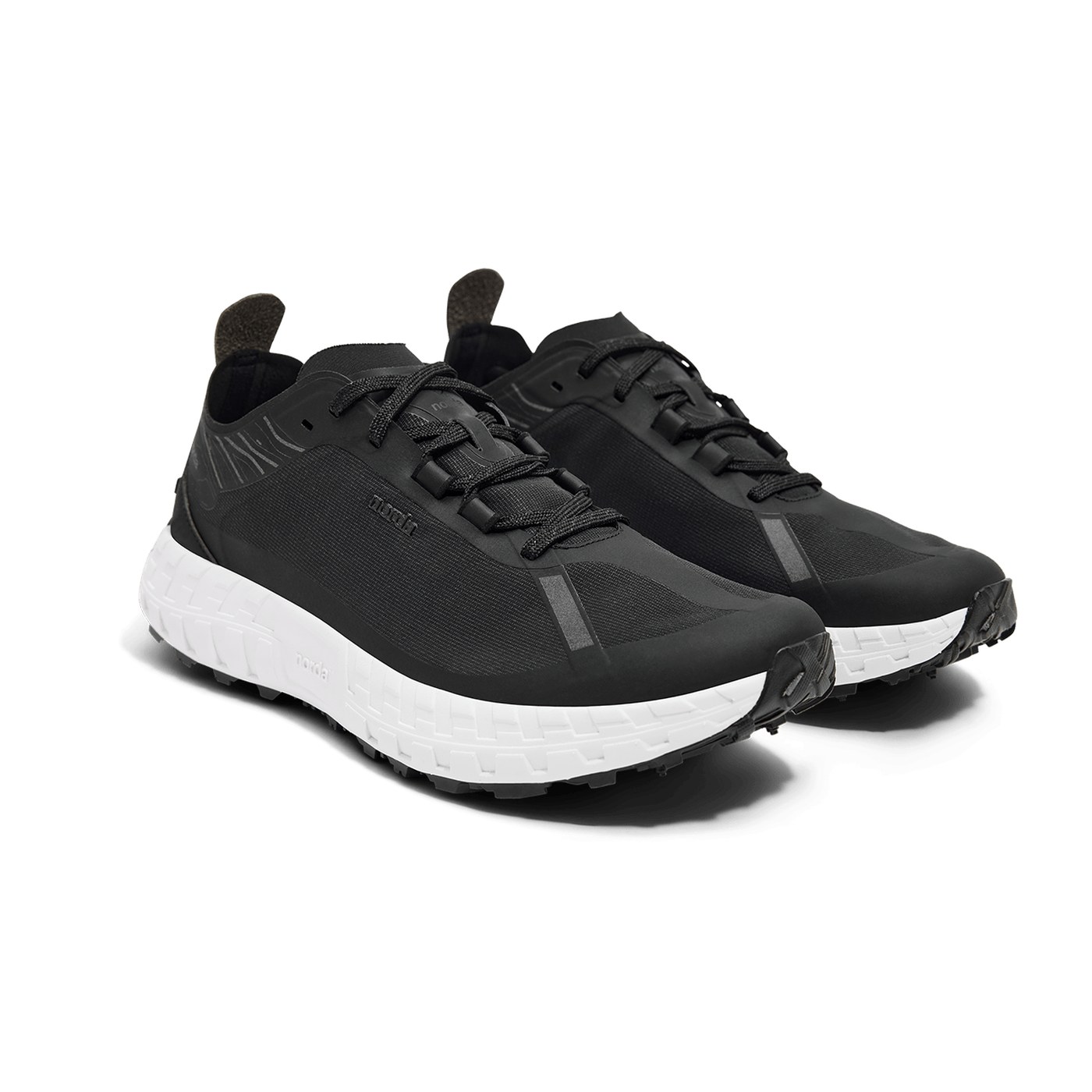 Norda 001A vue trois quarts avant paire coloris Black