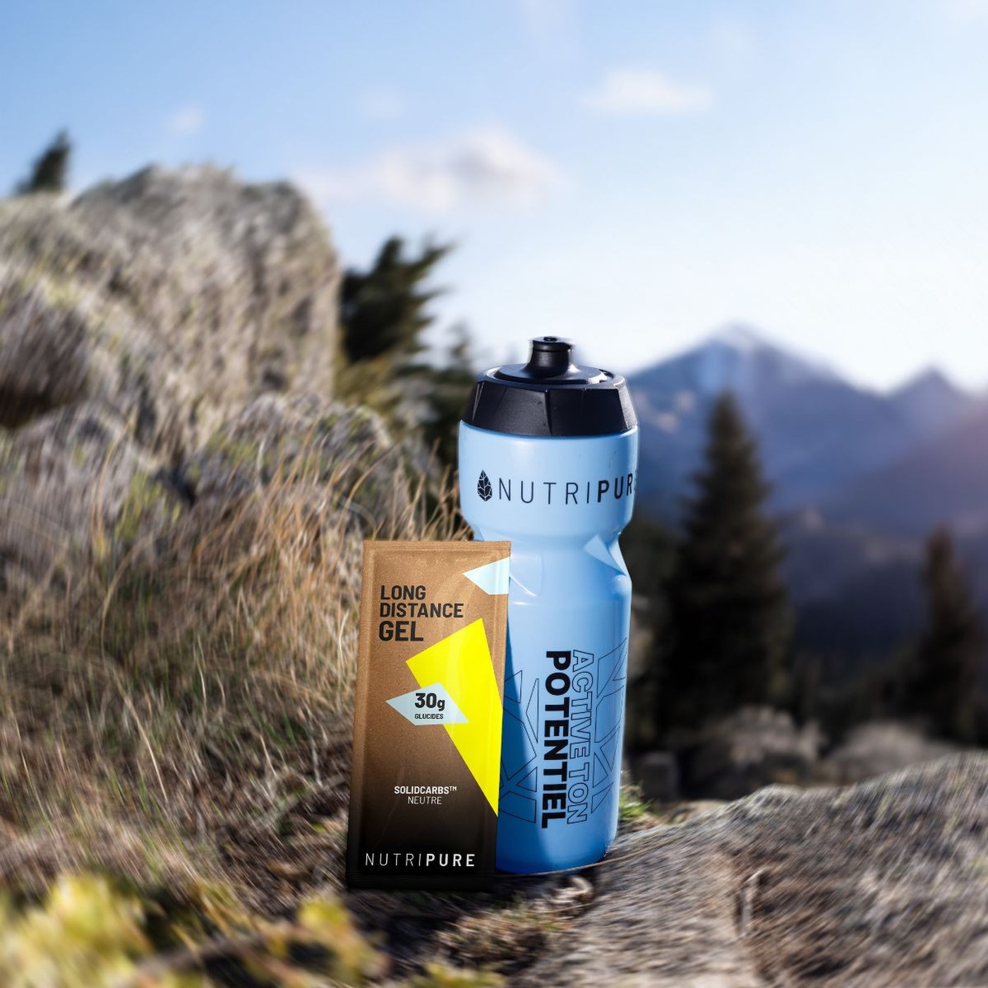 Nutripure Gel Long Distance en situation sur sentier avec gourde