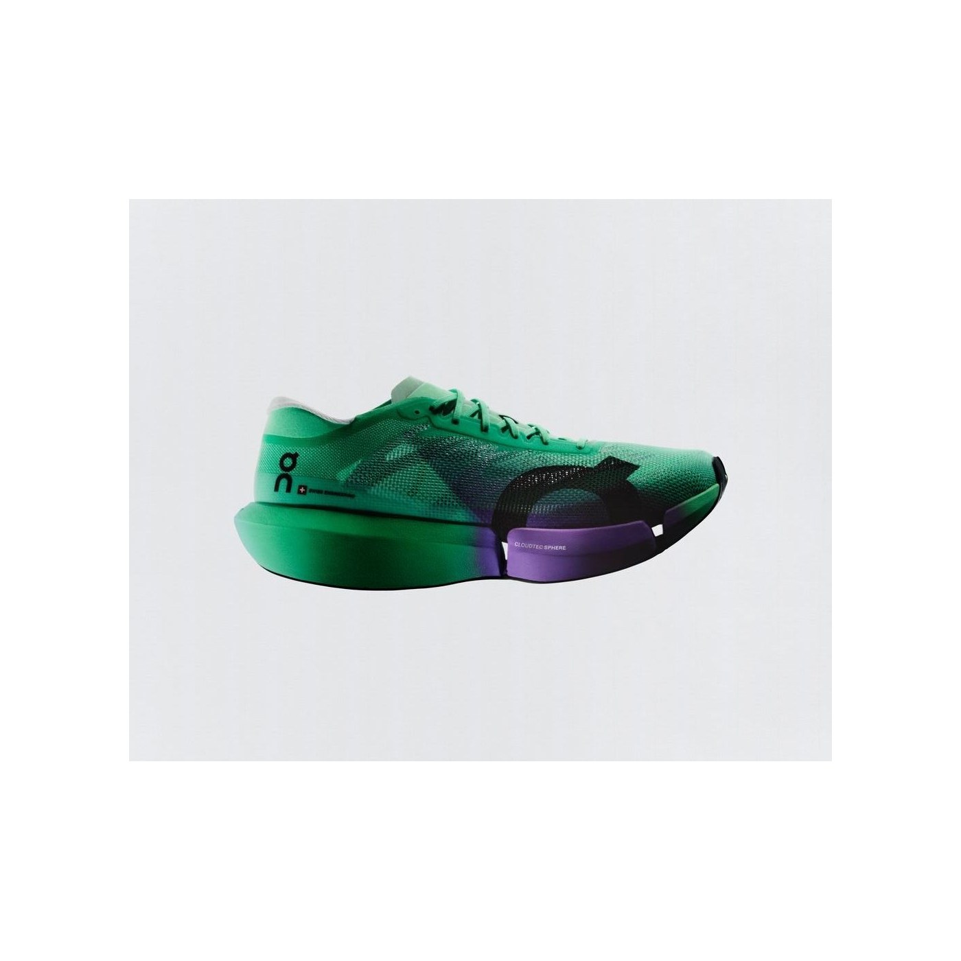 On Cloudboom Strike 2, vue de profil, coloris vert-violet officiel