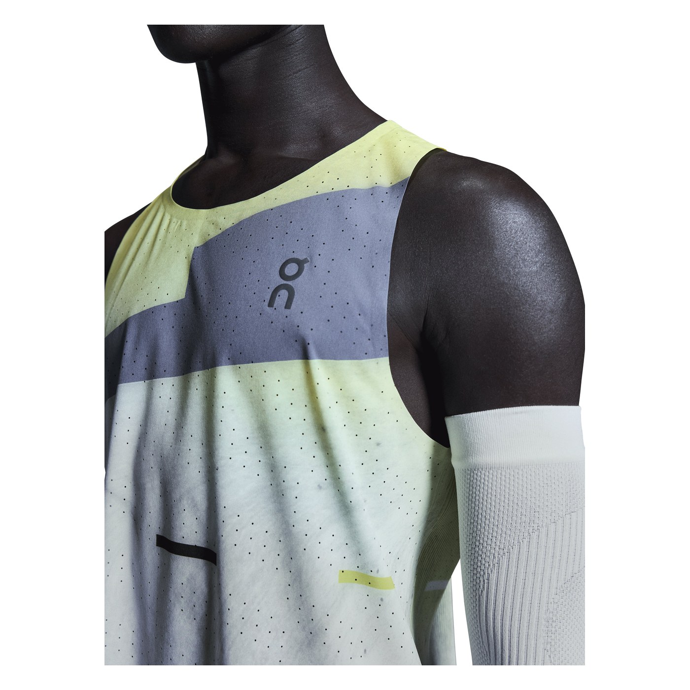 Détail tissu micro-perforé DryTec et logo On, Race Singlet 2